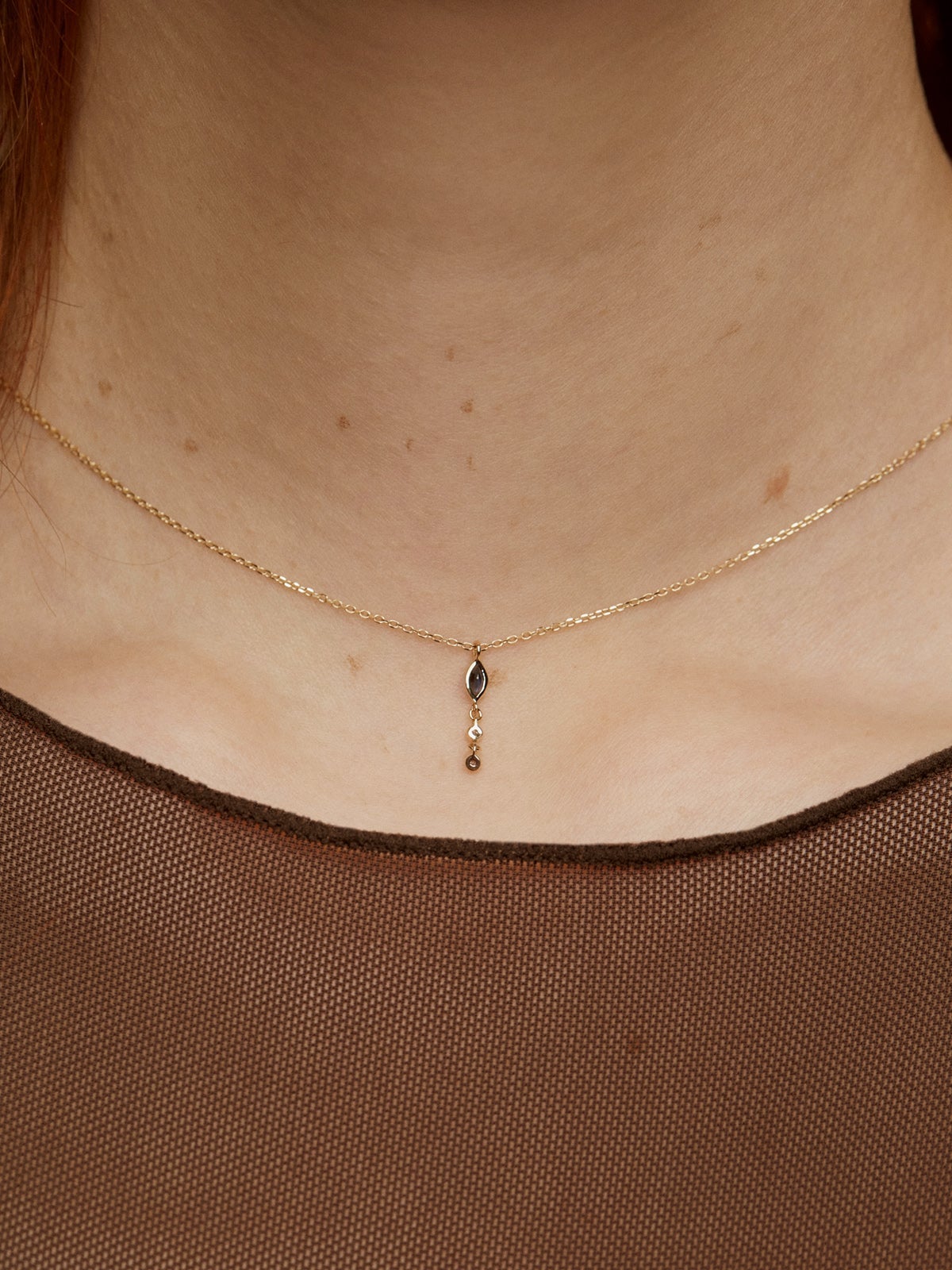 Colgante de oro amarillo de 9K con zafiro azul y diamantes