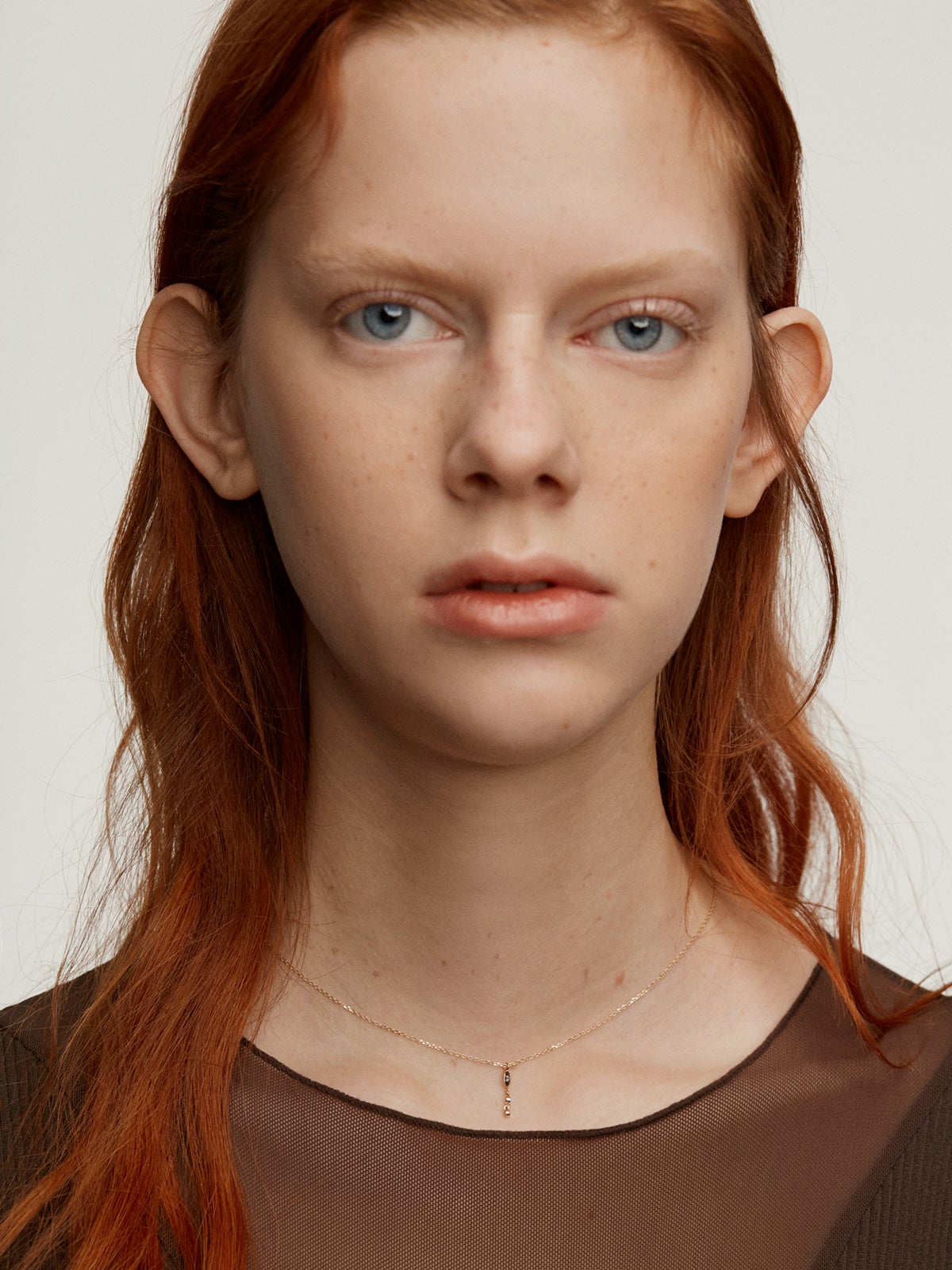 Colgante de oro amarillo de 9K con zafiro azul y diamantes