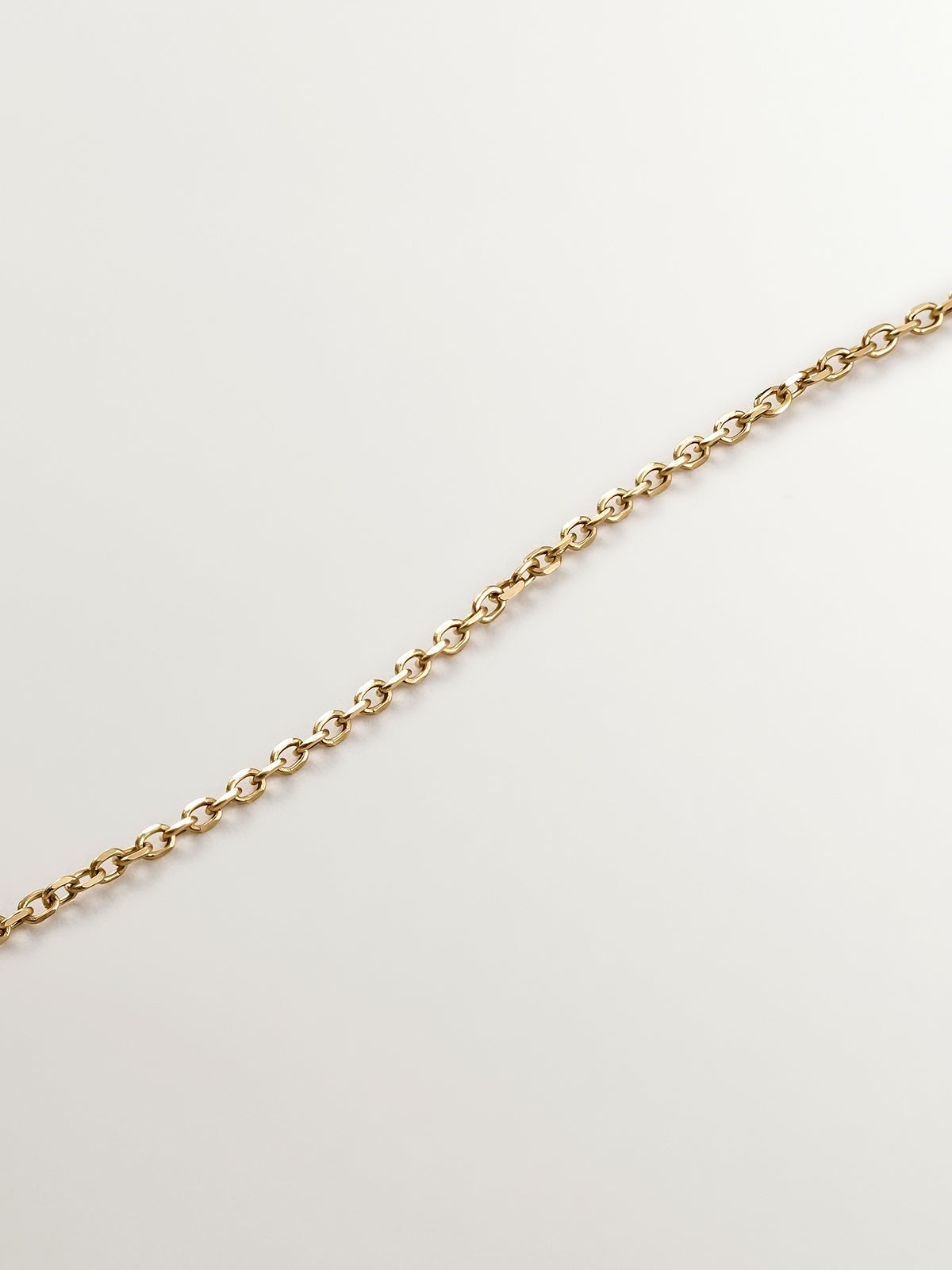 Colgante de oro amarillo de 9K con zafiro azul y diamantes