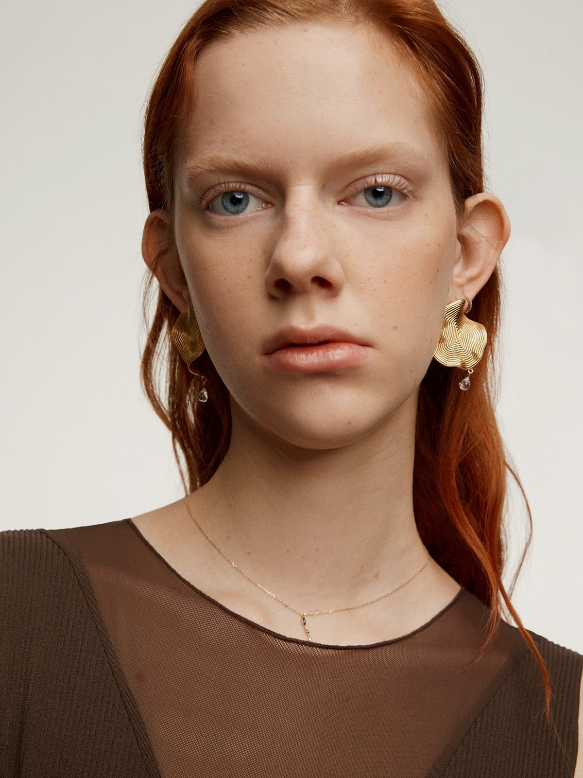 Colgante de oro amarillo de 9K con zafiro azul y diamantes