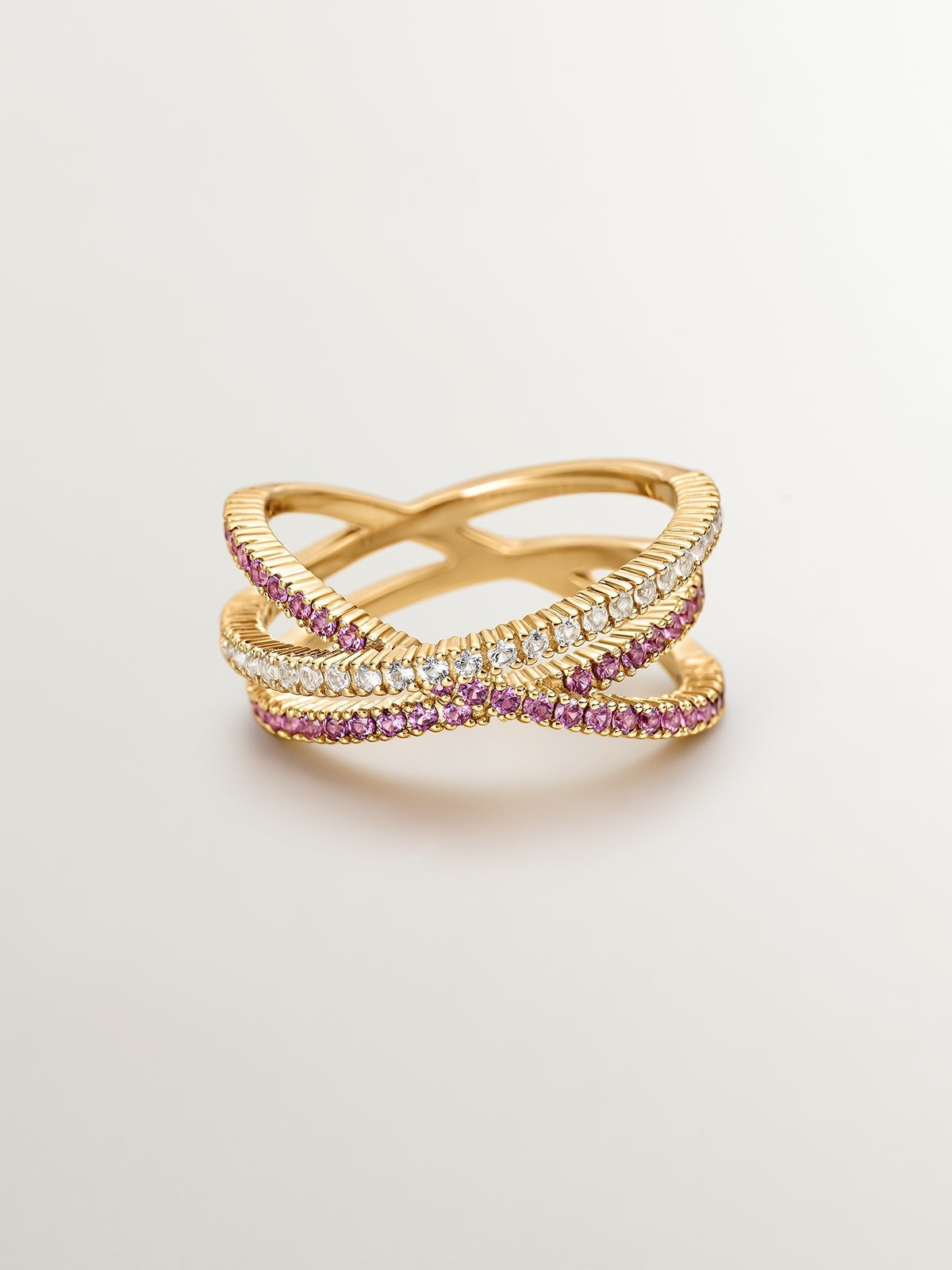 Anillo triple cruzado de plata 925 bañada en oro amarillo de 18K con topacios blancos y rodolitas moradas