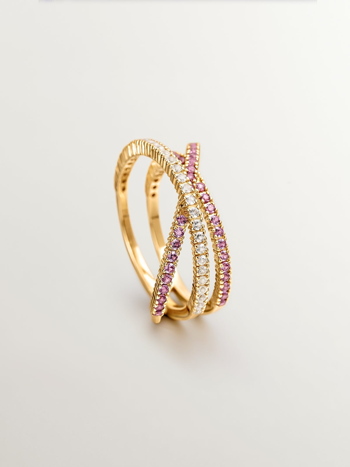 Anillo triple cruzado de plata 925 bañada en oro amarillo de 18K con topacios blancos y rodolitas moradas