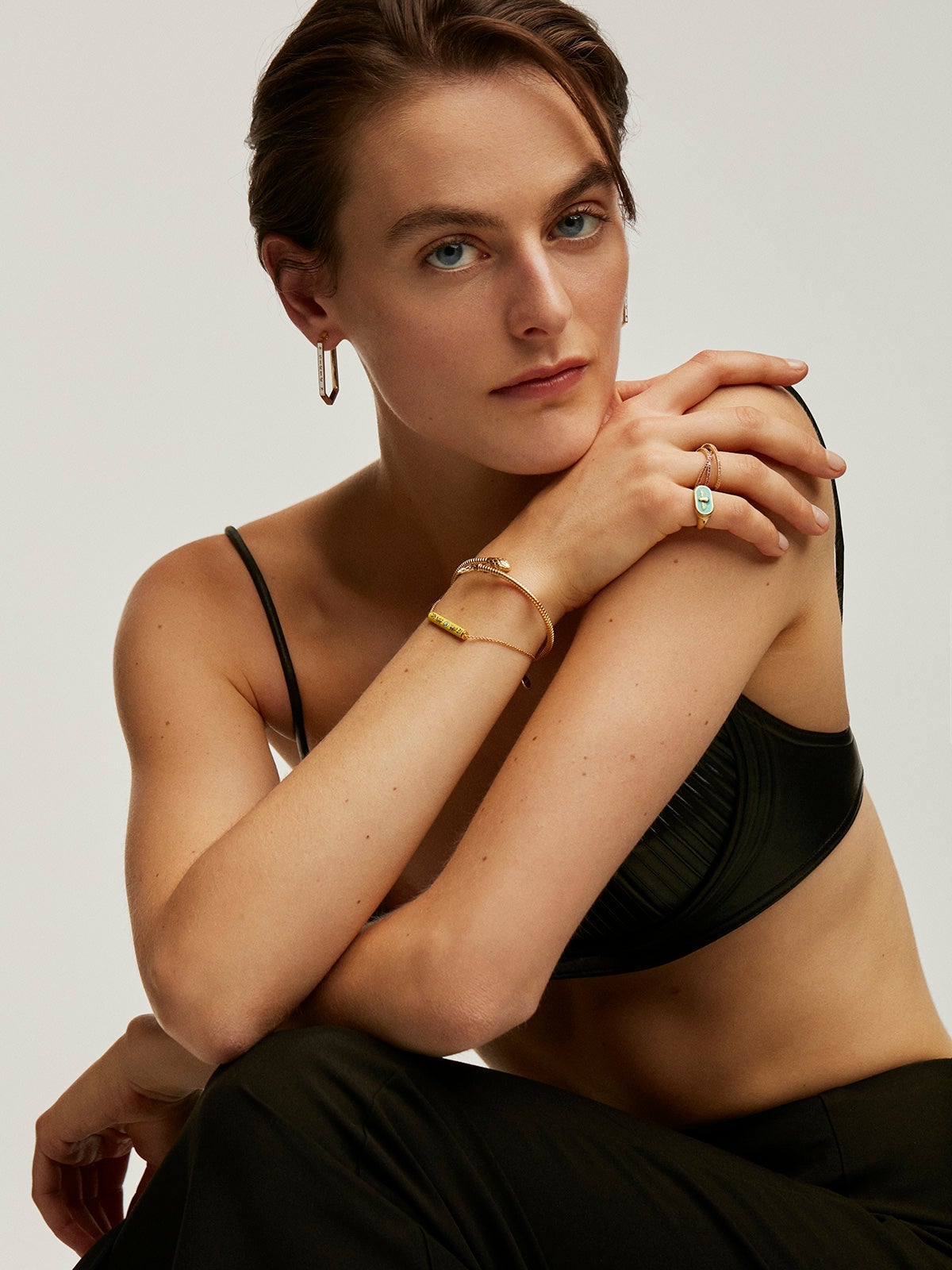 Anillo triple cruzado de plata 925 bañada en oro amarillo de 18K con topacios blancos y rodolitas moradas