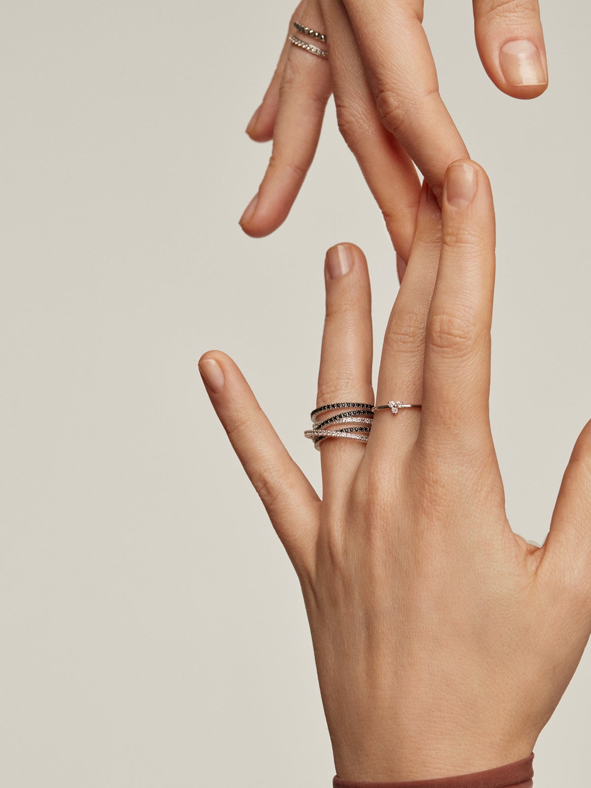 Anillo multibrazo cruzado de plata 925 con topacios blancos y espinelas negras