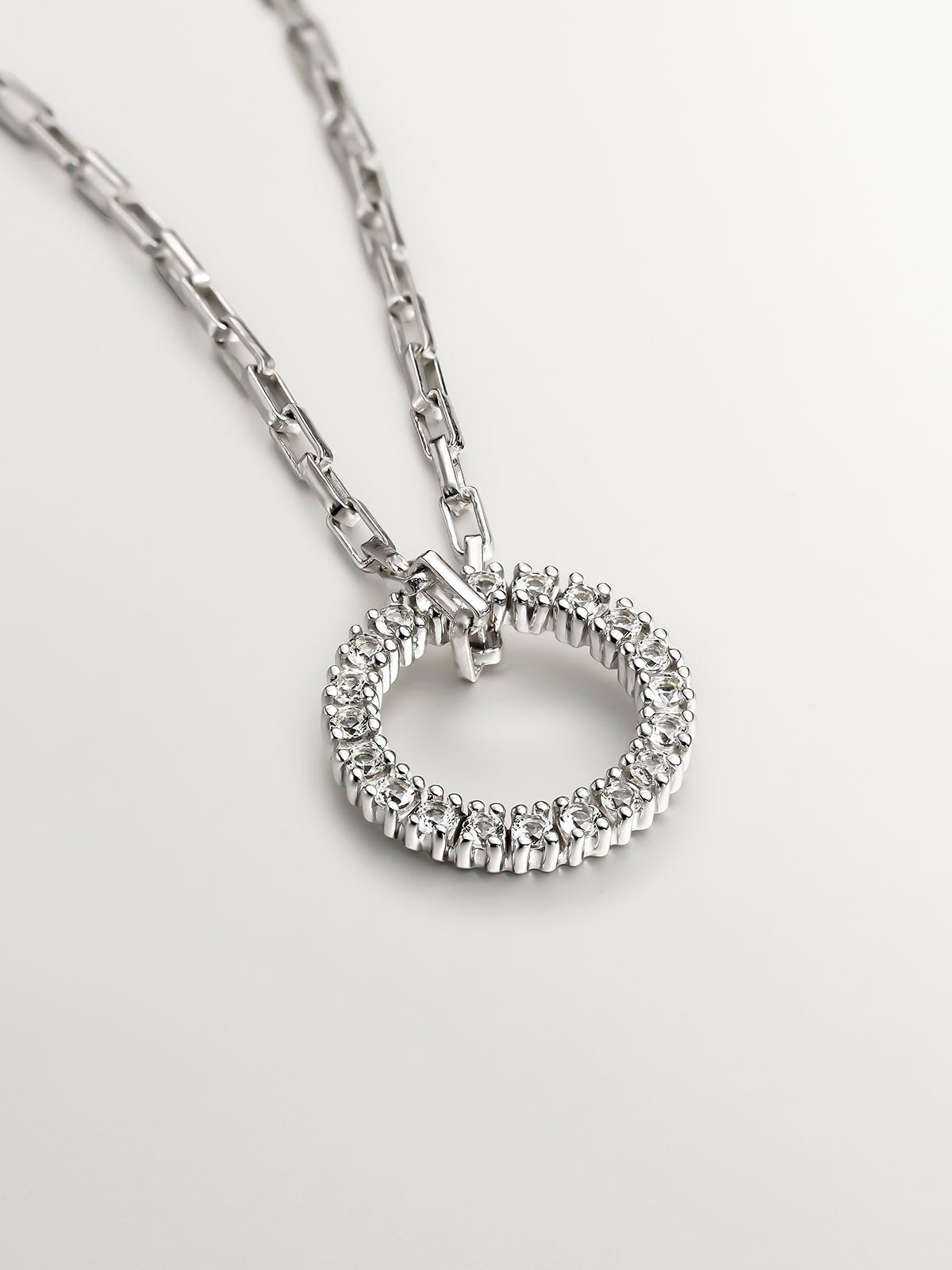 Colgante de plata 925 con círculo de topacios blancos