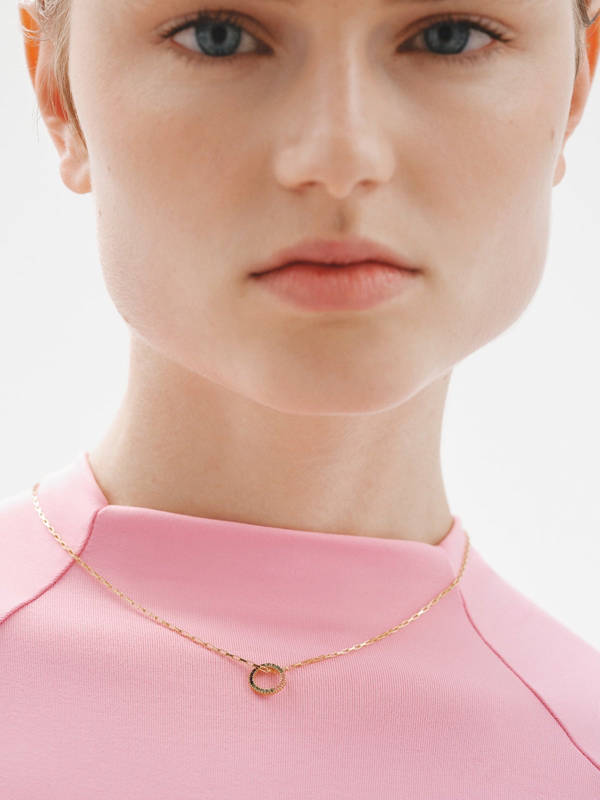 Colgante de plata 925 bañada en oro amarillo de 18K con tsavoritas y zafiros multicolor