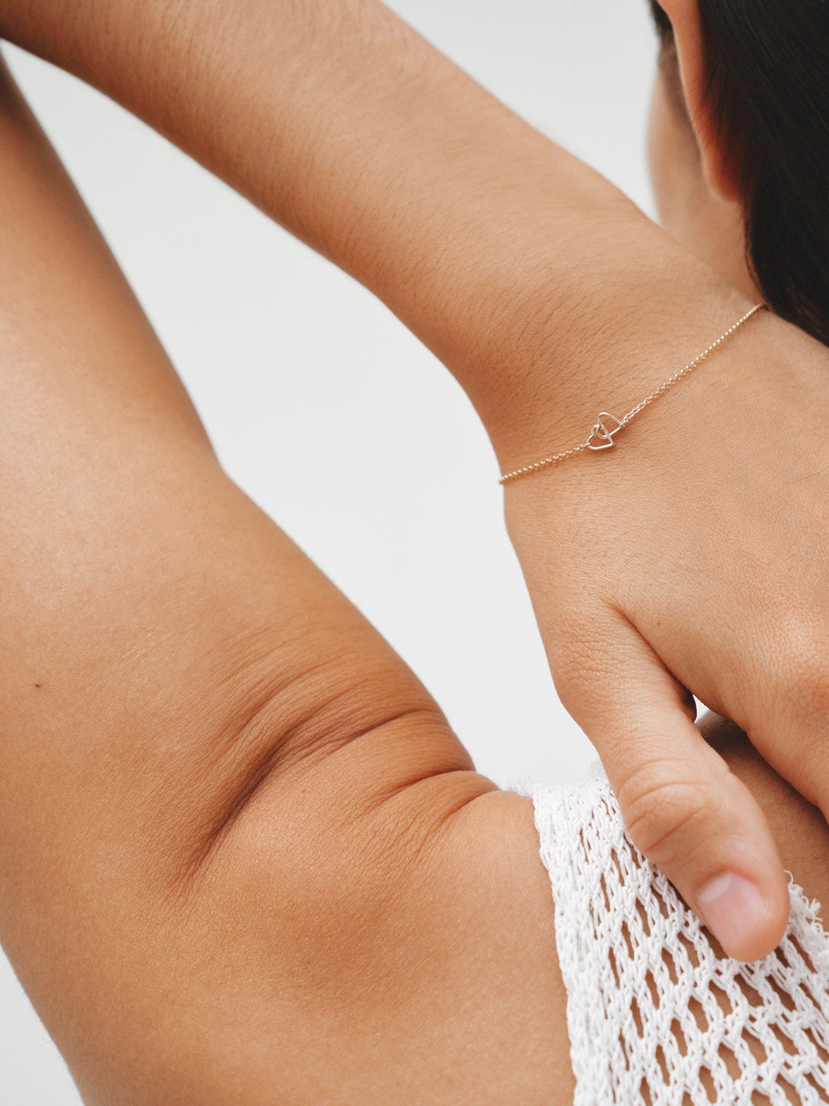 Pulsera de oro amarillo de 9K con corazones entrelazados