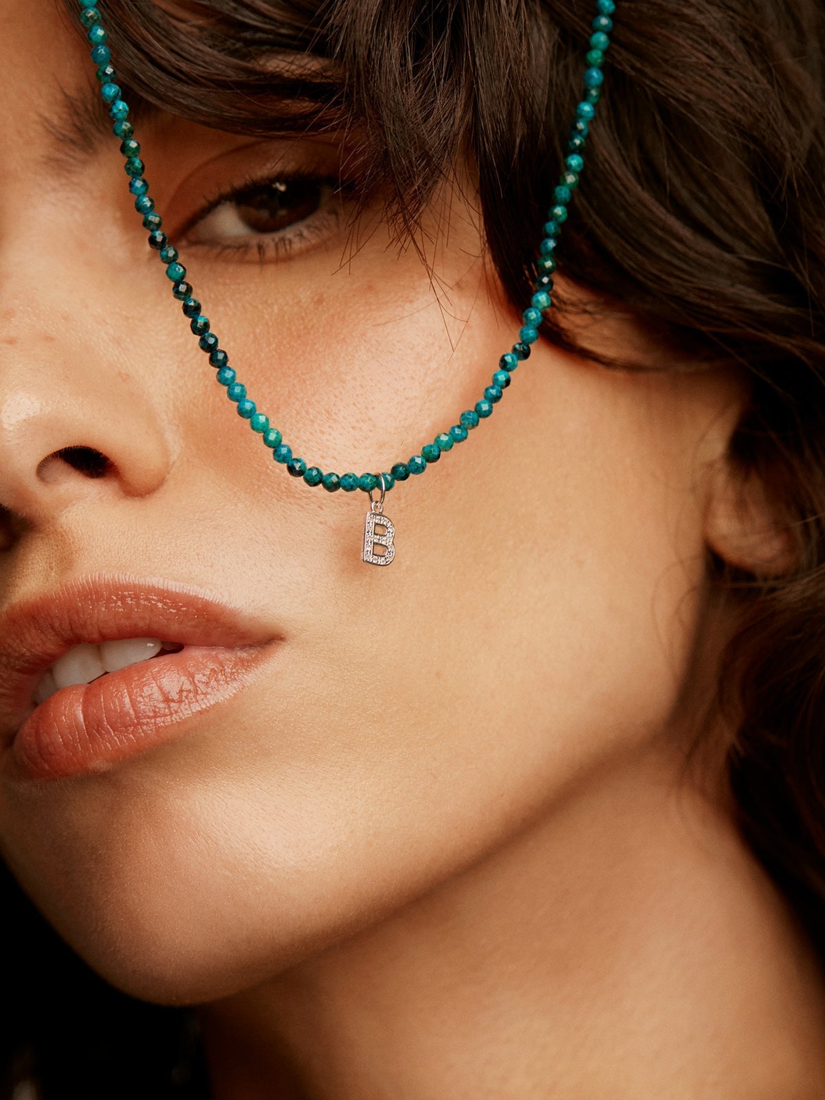 Charm de plata 925 y topacios blancos inicial B