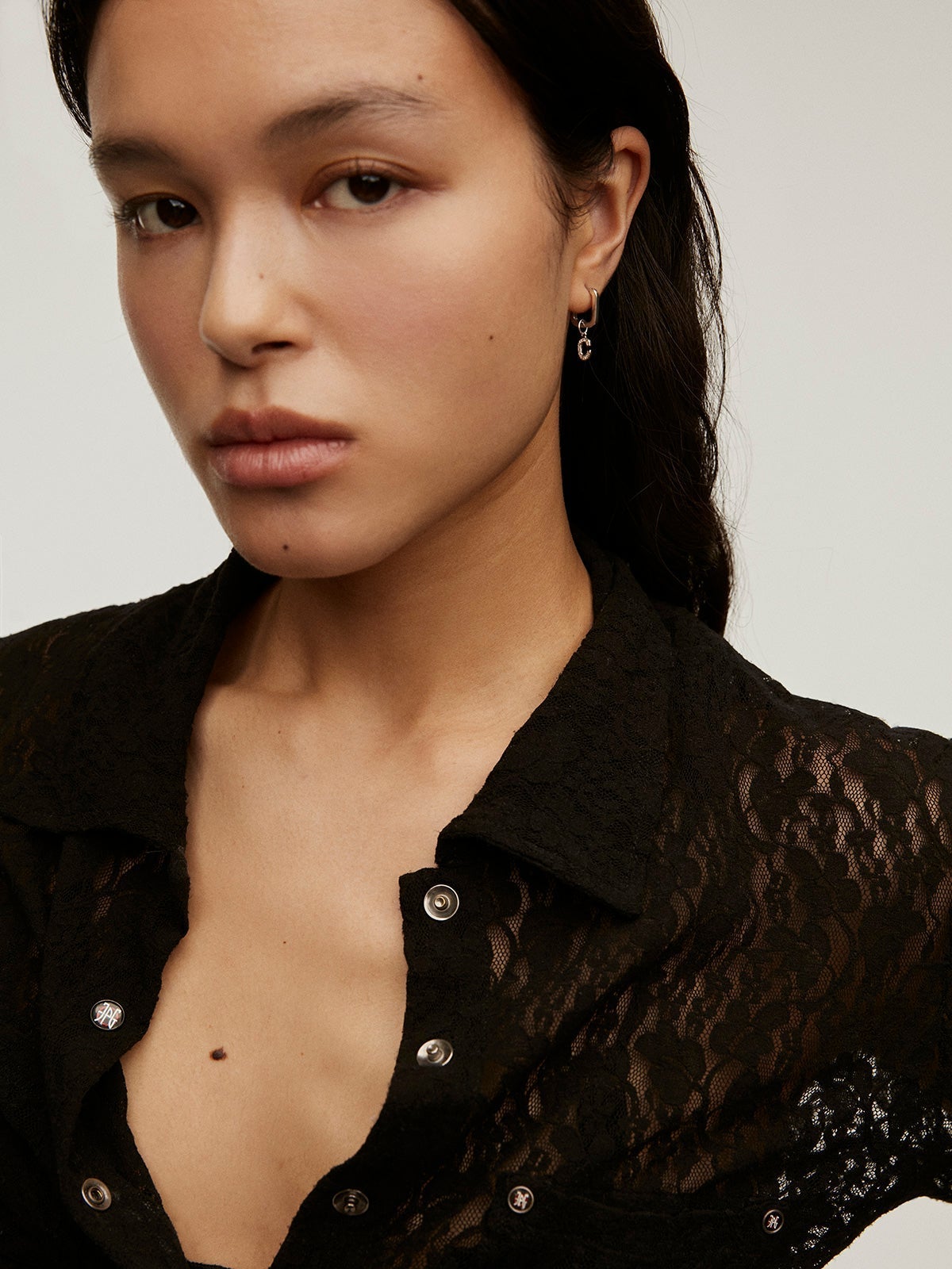 Charm de plata 925 y topacios blancos inicial C