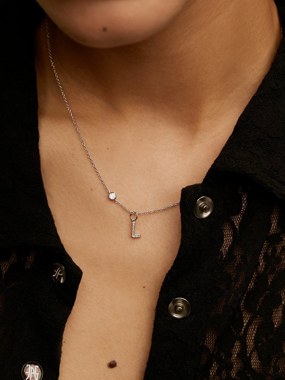 Charm de plata 925 y topacios blancos inicial L