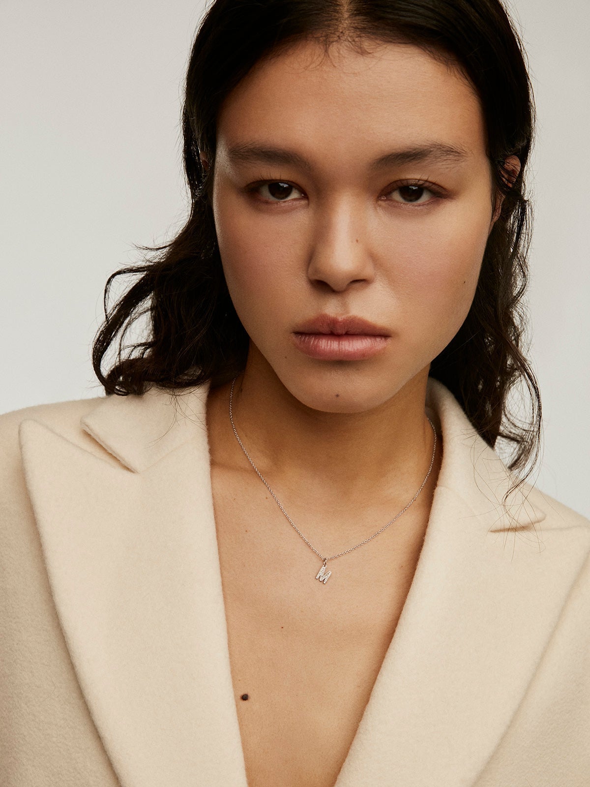 Charm de plata 925 y topacios blancos inicial M