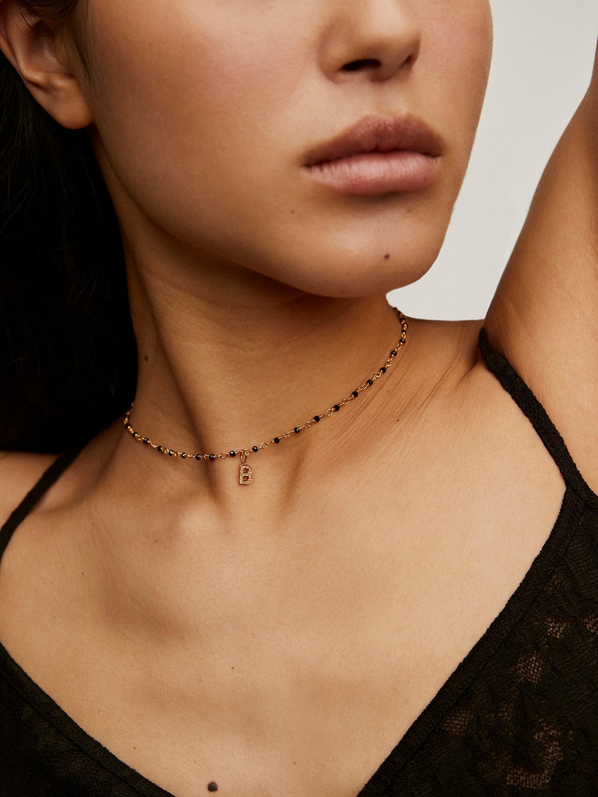 Charm de plata 925 bañada en oro amarillo de 18K y topacios blancos inicial B