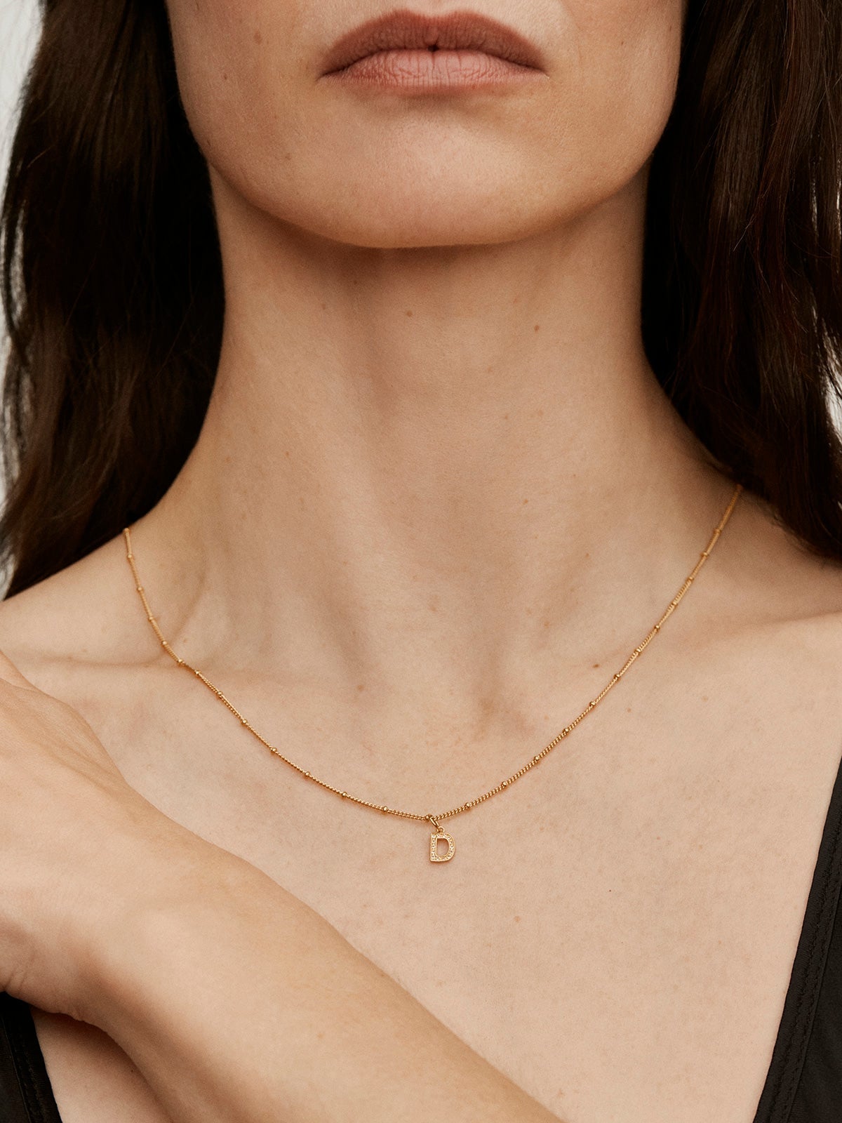 Charm de plata 925 bañada en oro amarillo de 18K y topacios blancos inicial D