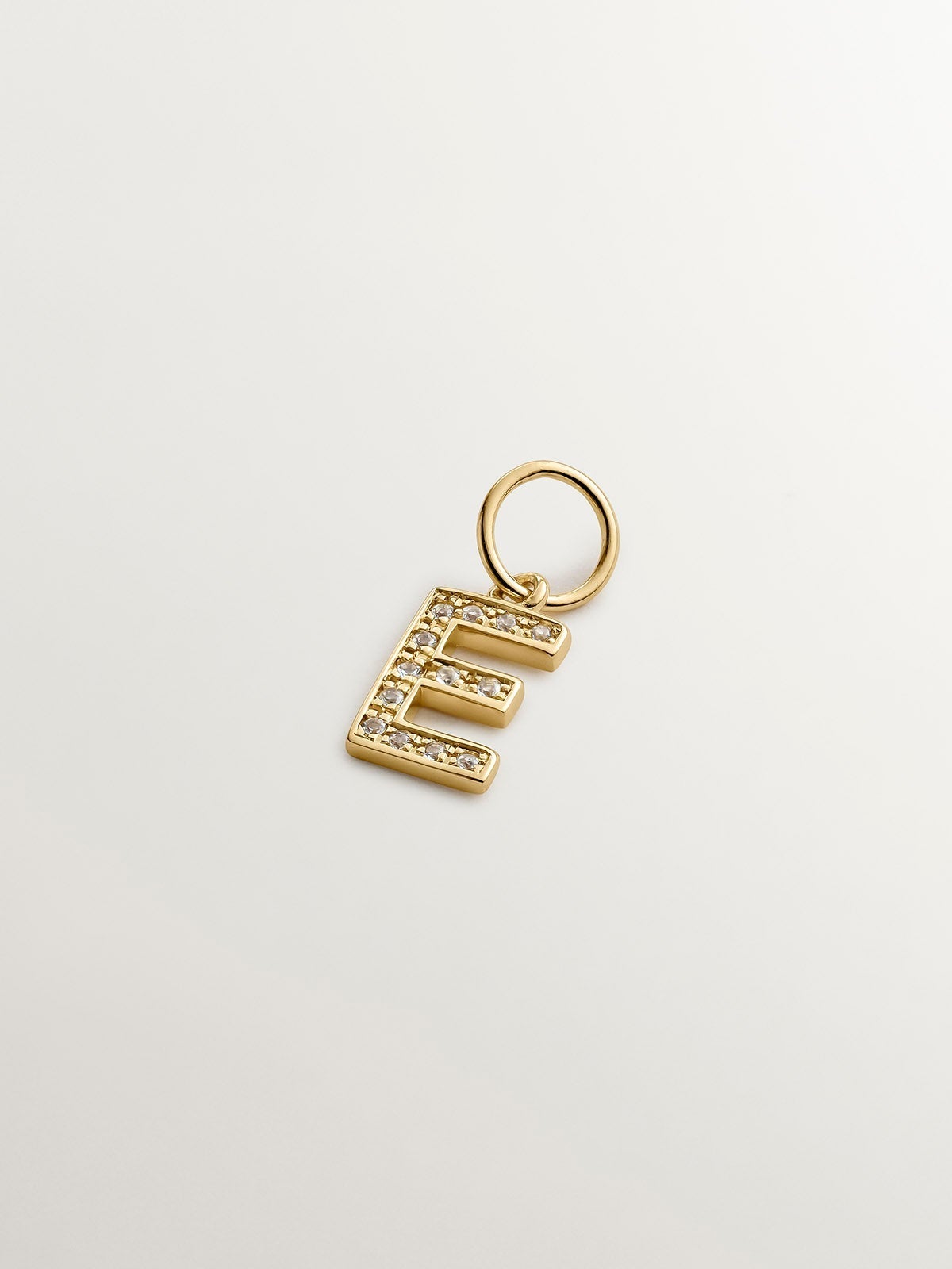 Charm de plata 925 bañada en oro amarillo de 18K y topacios blancos inicial E