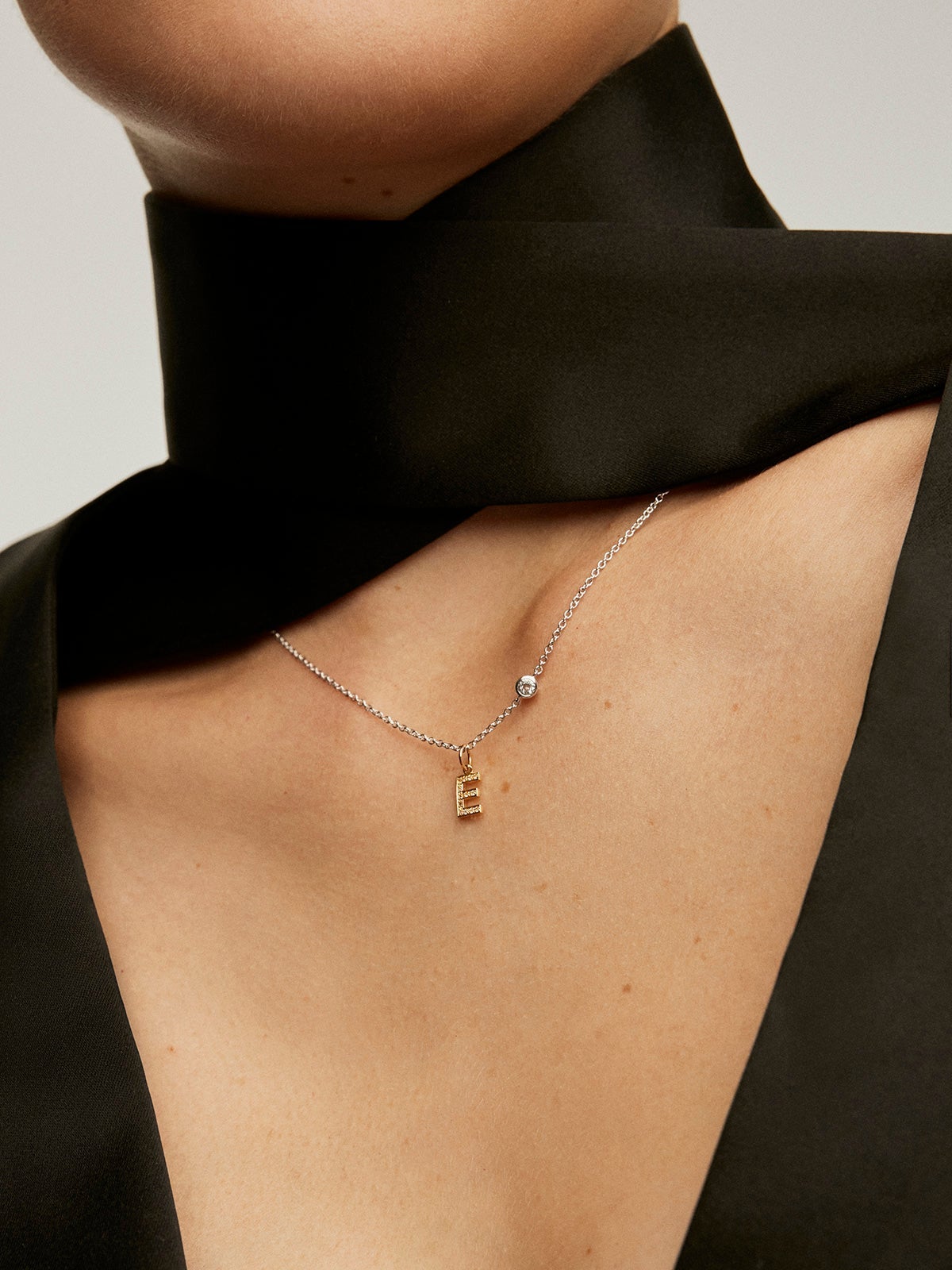 Charm de plata 925 bañada en oro amarillo de 18K y topacios blancos inicial E