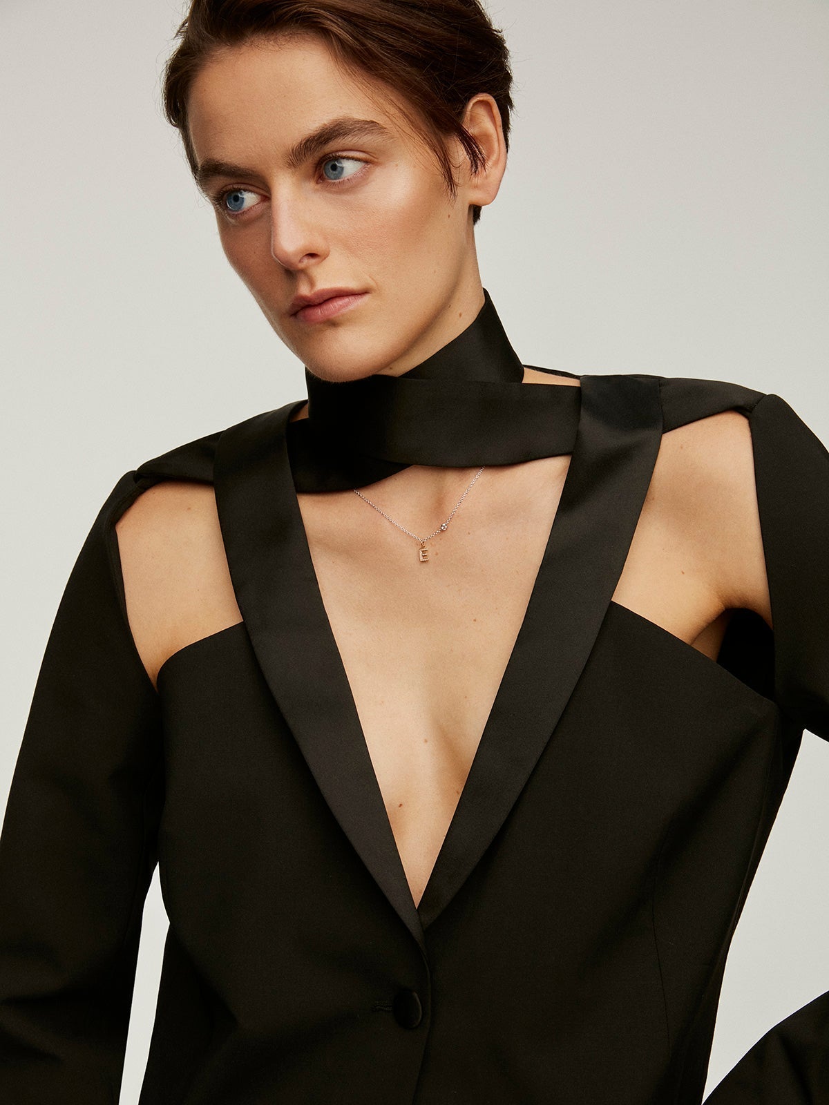 Charm de plata 925 bañada en oro amarillo de 18K y topacios blancos inicial E