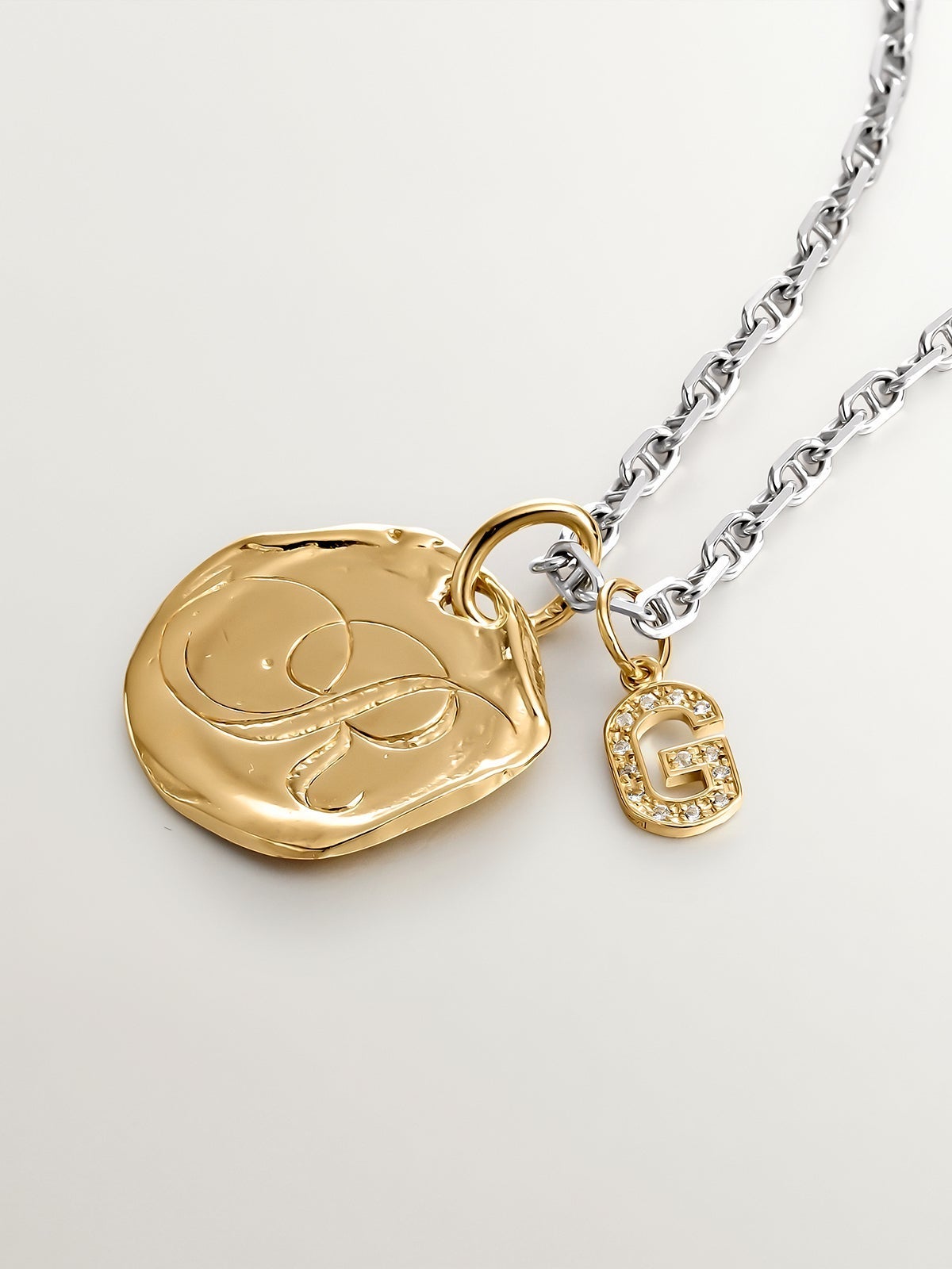 Charm de plata 925 bañada en oro amarillo de 18K y topacios blancos inicial G