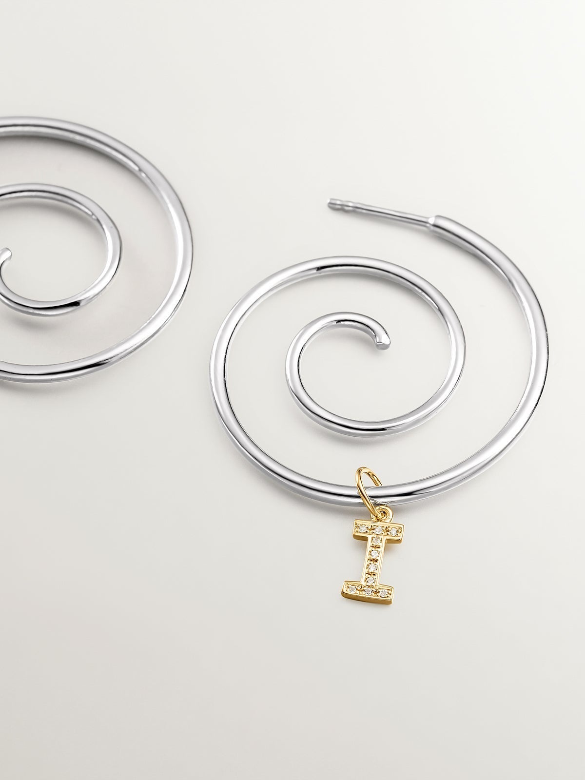 Charm de plata 925 bañada en oro amarillo de 18K y topacios blancos inicial I