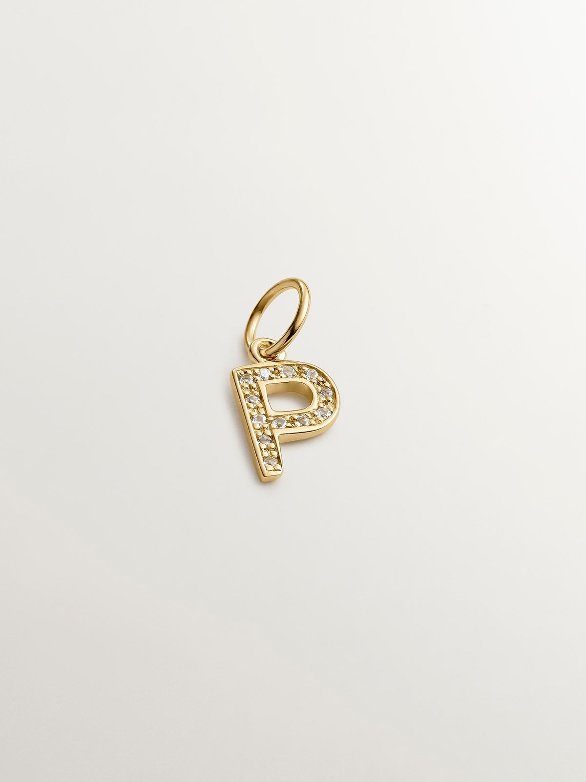 Charm de plata 925 bañada en oro amarillo de 18K y topacios blancos inicial P