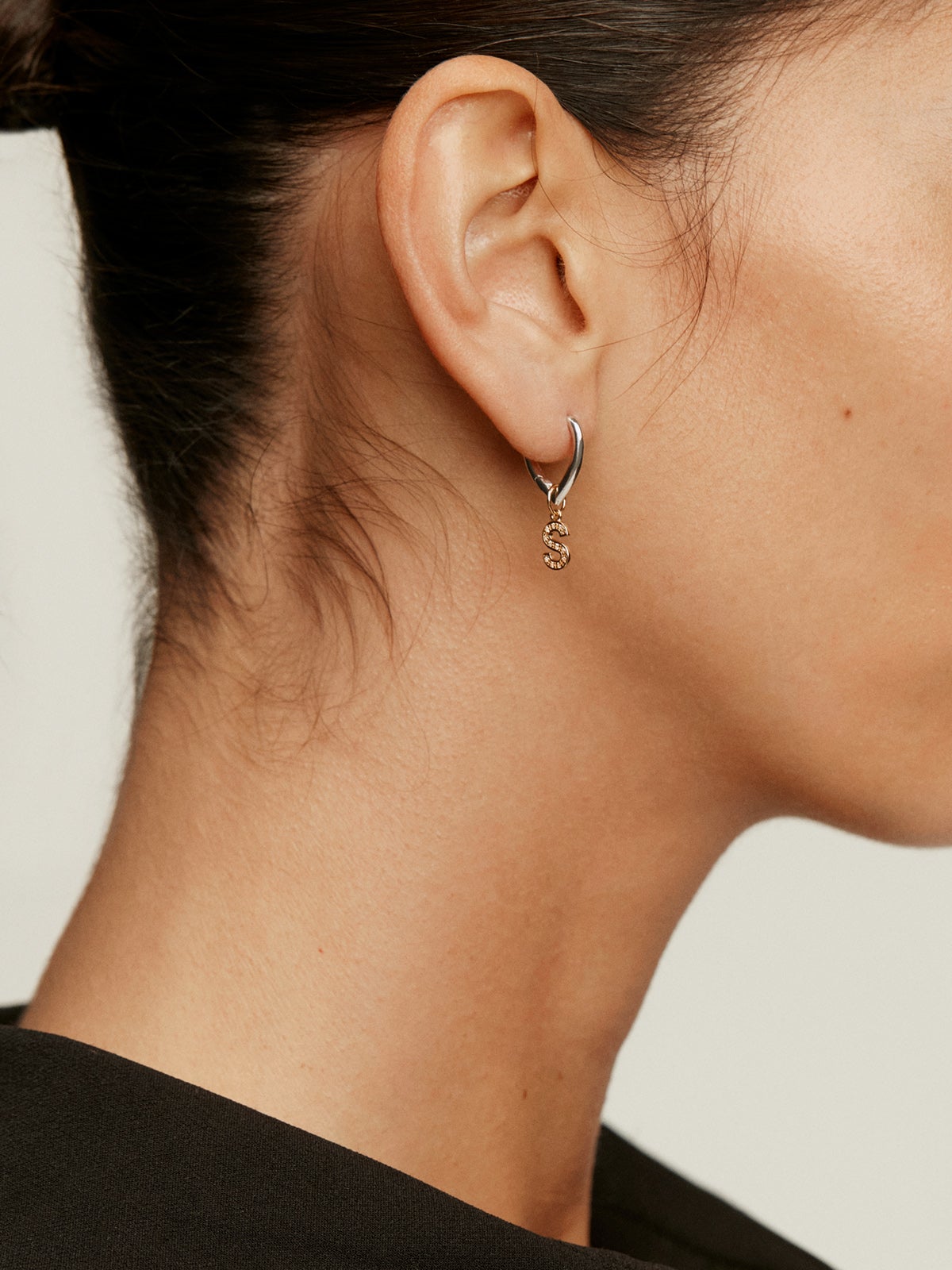 Charm de plata 925 bañada en oro amarillo de 18K y topacios blancos inicial S