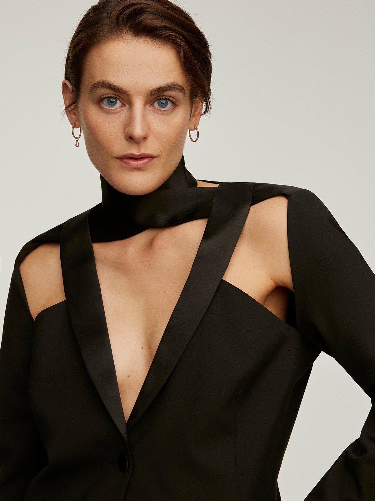 Charm de plata 925 bañada en oro amarillo de 18K y topacios blancos inicial U