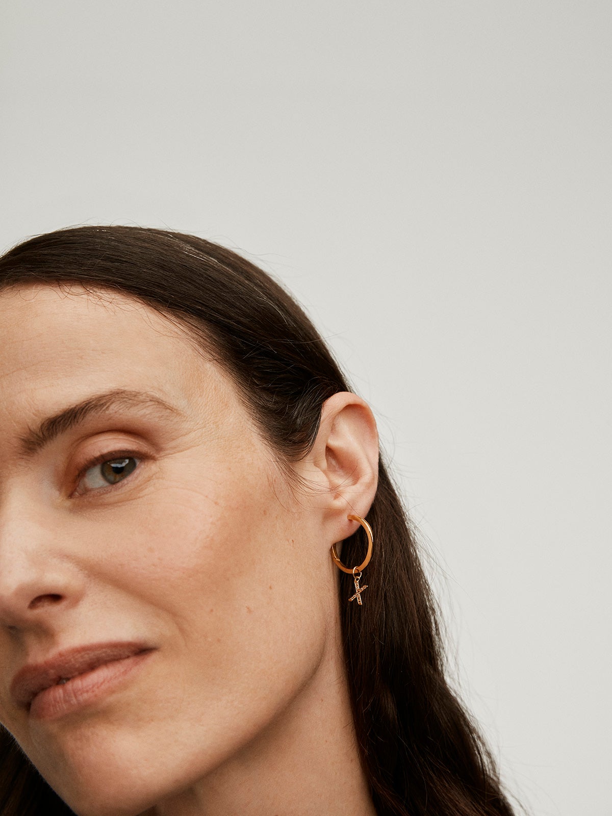 Charm de plata 925 bañada en oro amarillo de 18K y topacios blancos inicial X