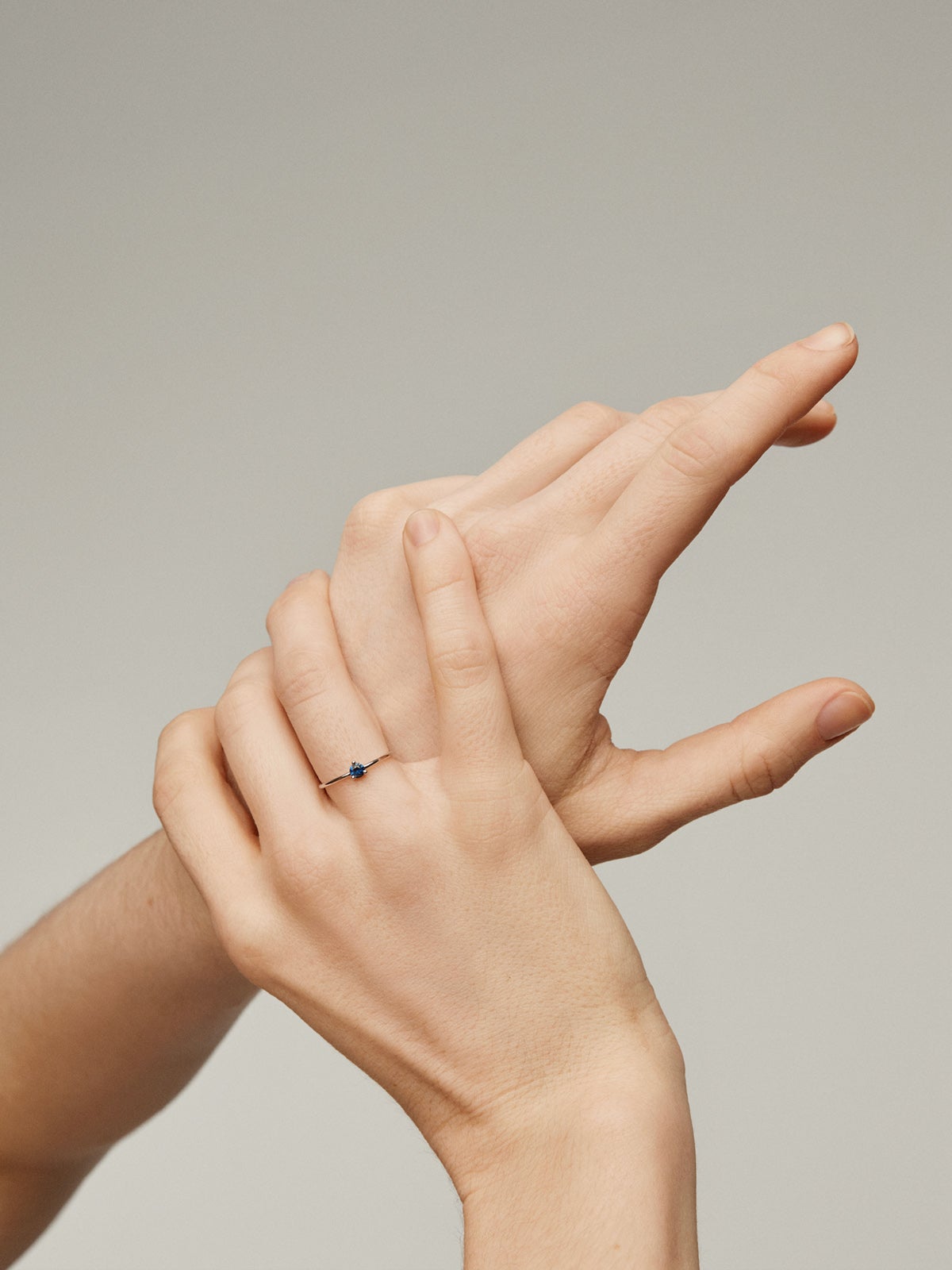 Anillo de oro blanco de 9K con zafiro azul