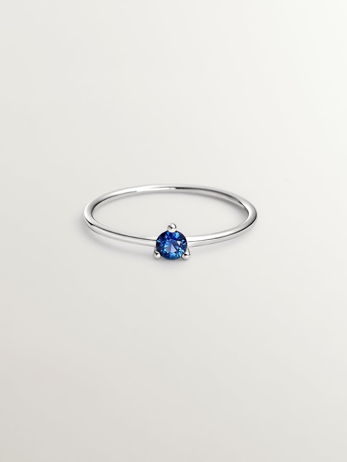 Anillo de oro blanco de 9K con zafiro azul