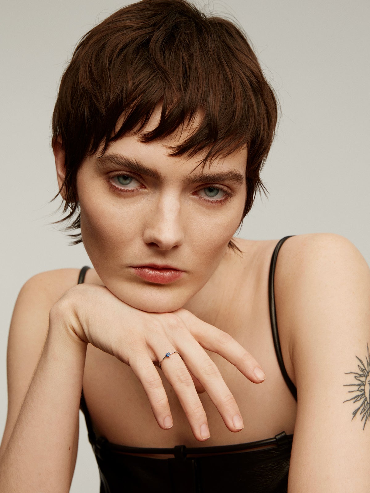 Anillo de oro blanco de 9K con zafiro azul