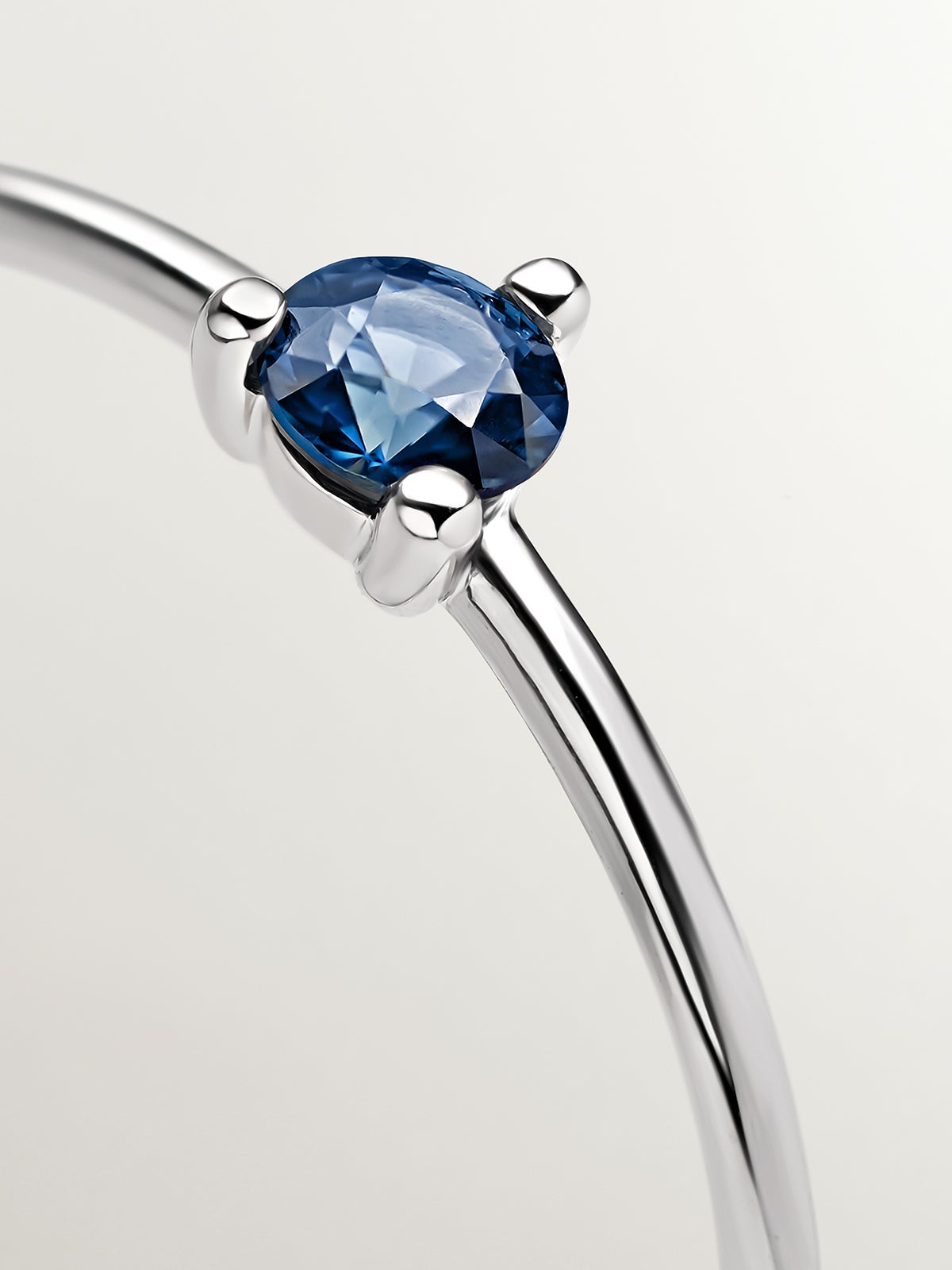 Anillo de oro blanco de 9K con zafiro azul