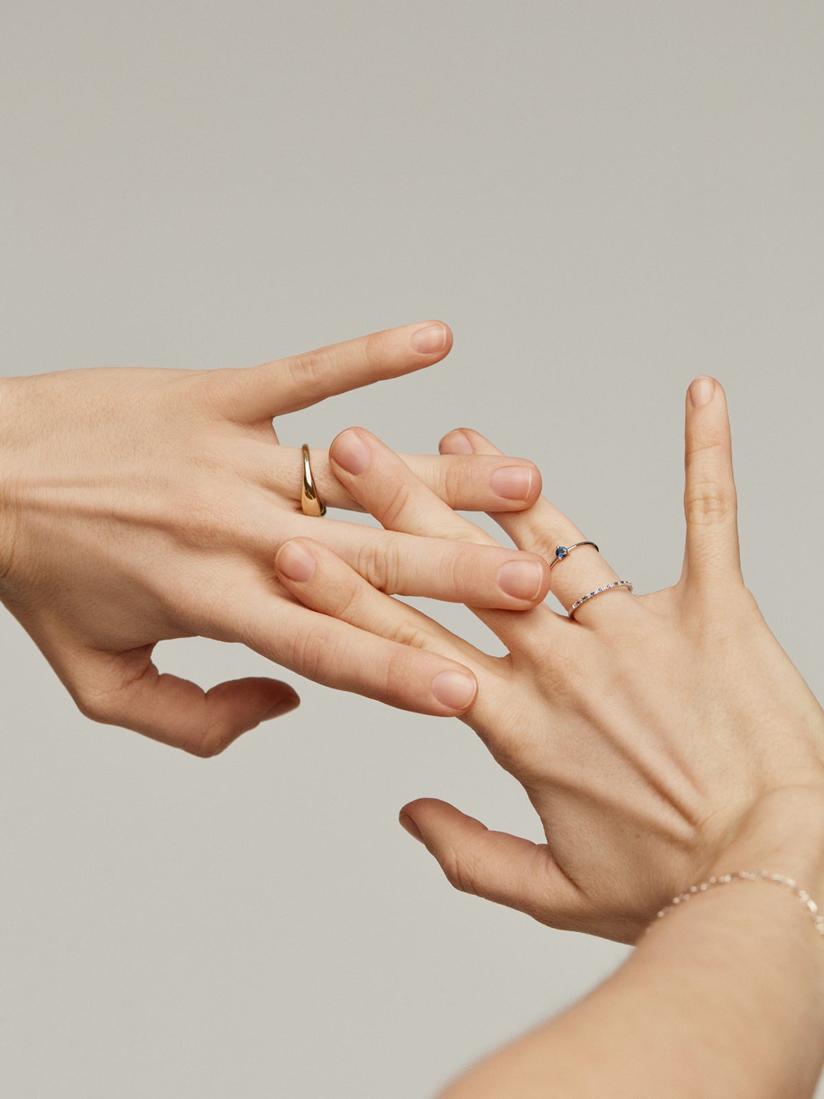 Anillo de oro blanco de 9K con zafiro azul