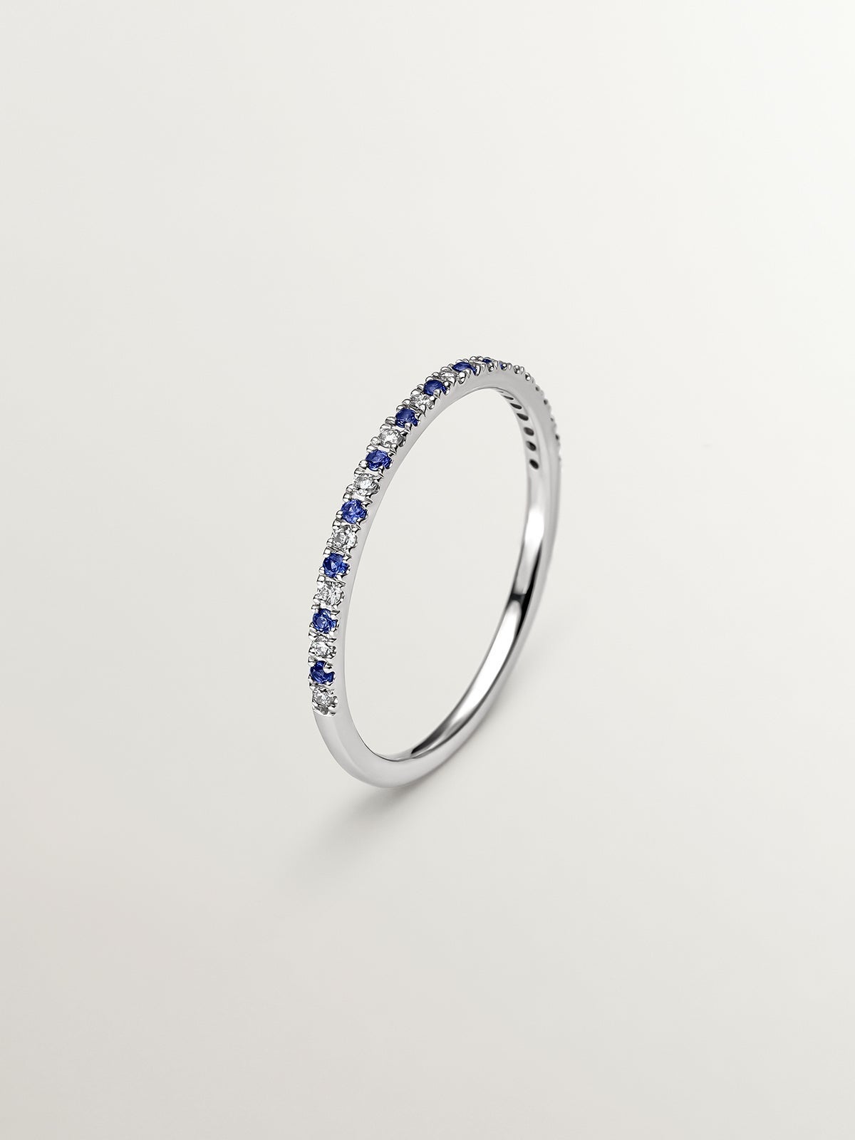 Anillo de oro blanco de 9K con zafiros y diamantes