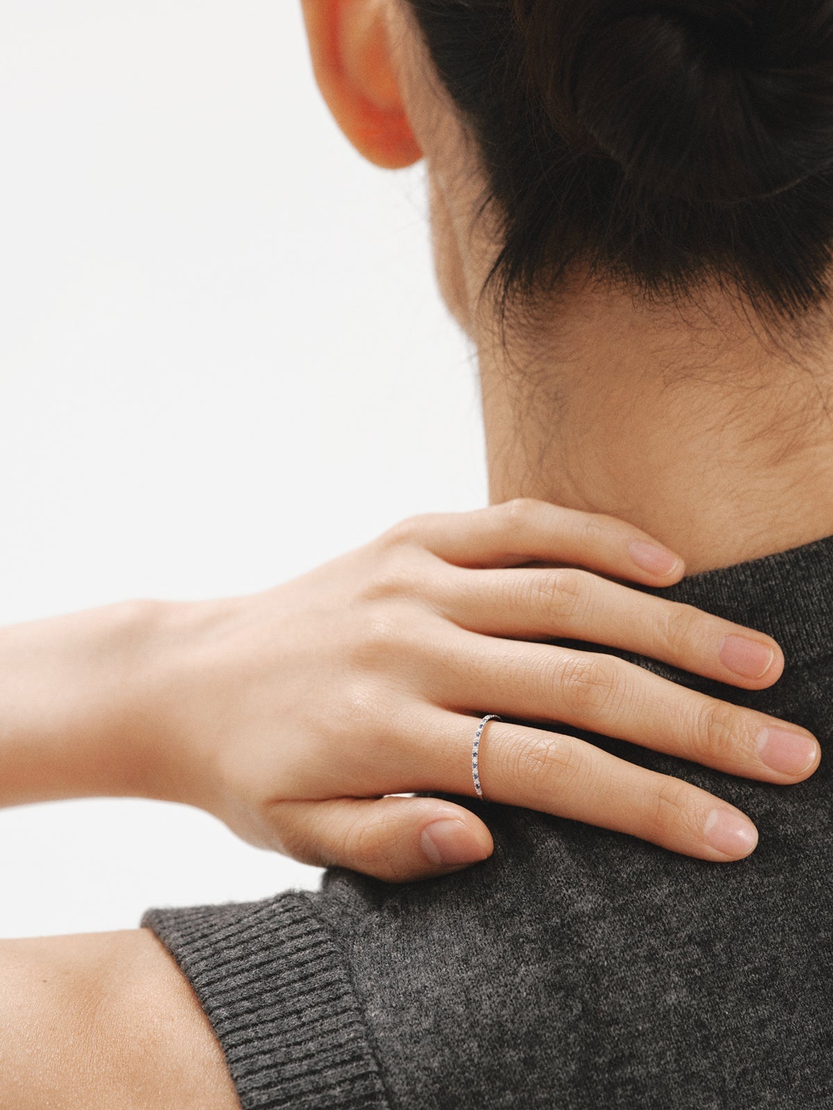 Anillo de oro blanco de 9K con zafiros y diamantes