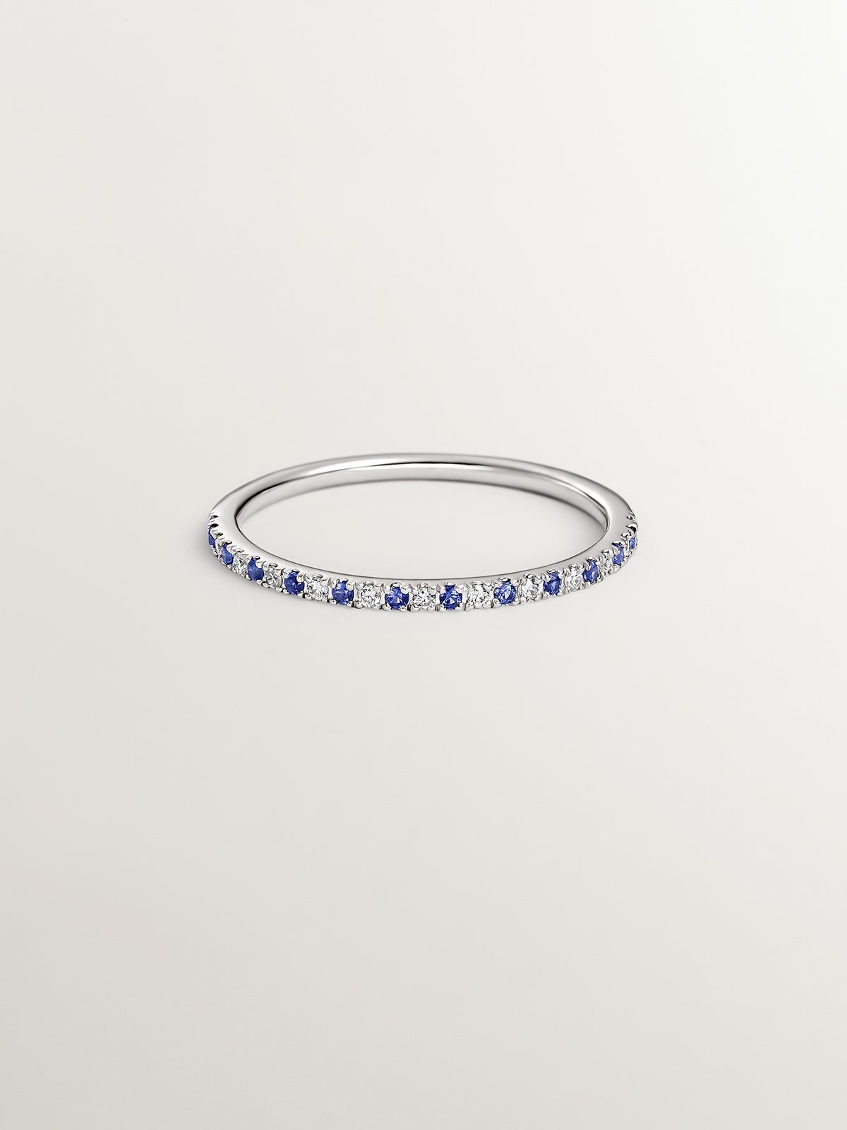 Anillo de oro blanco de 9K con zafiros y diamantes