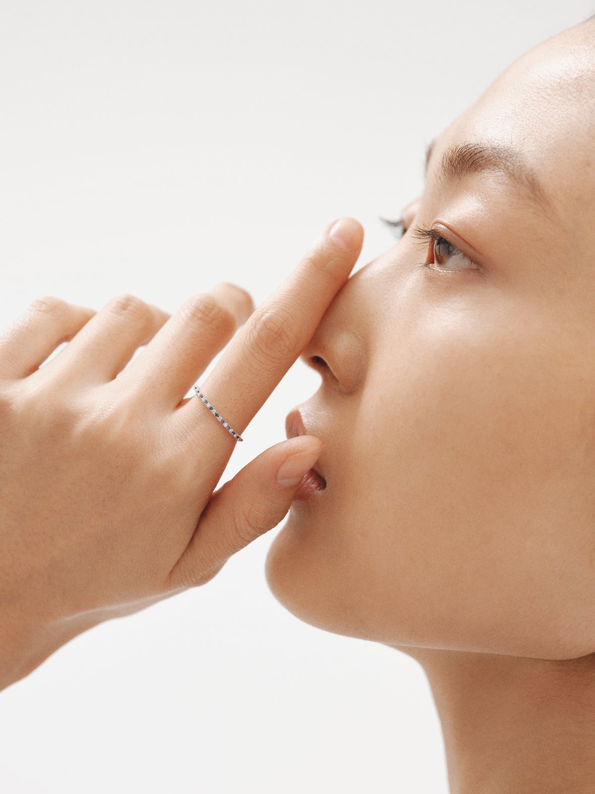 Anillo de oro blanco de 9K con zafiros y diamantes