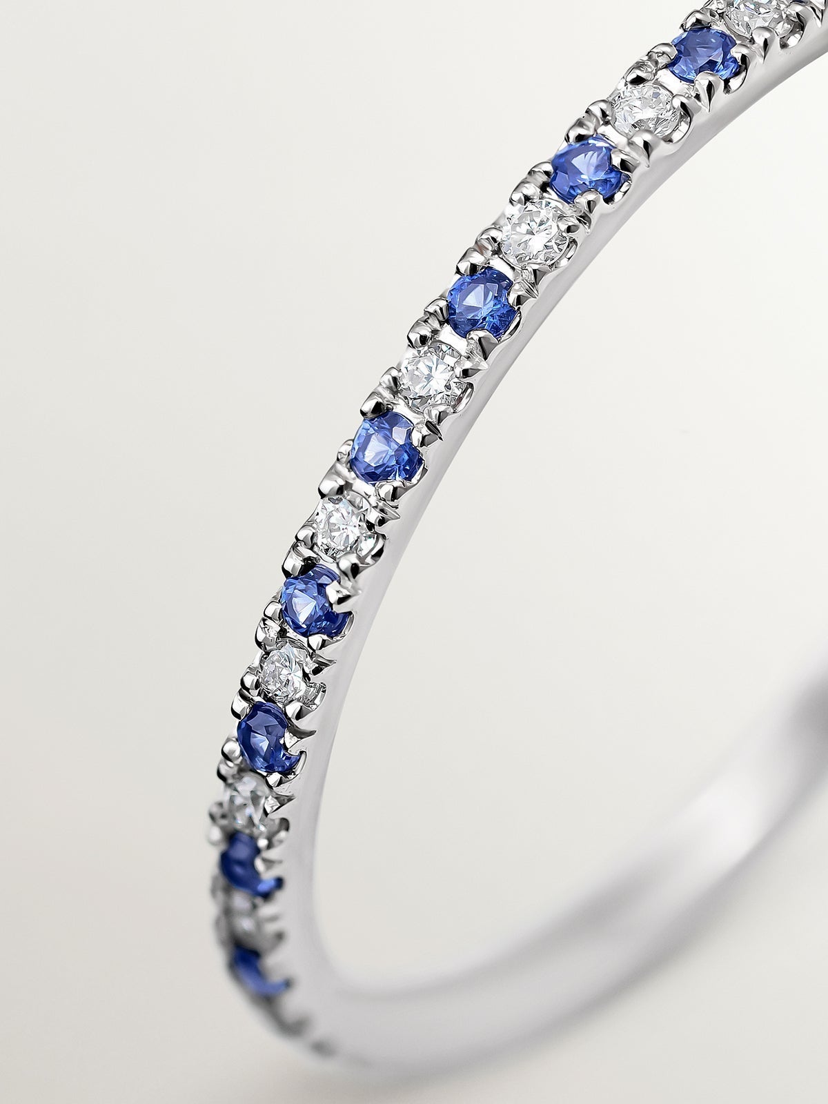 Anillo de oro blanco de 9K con zafiros y diamantes