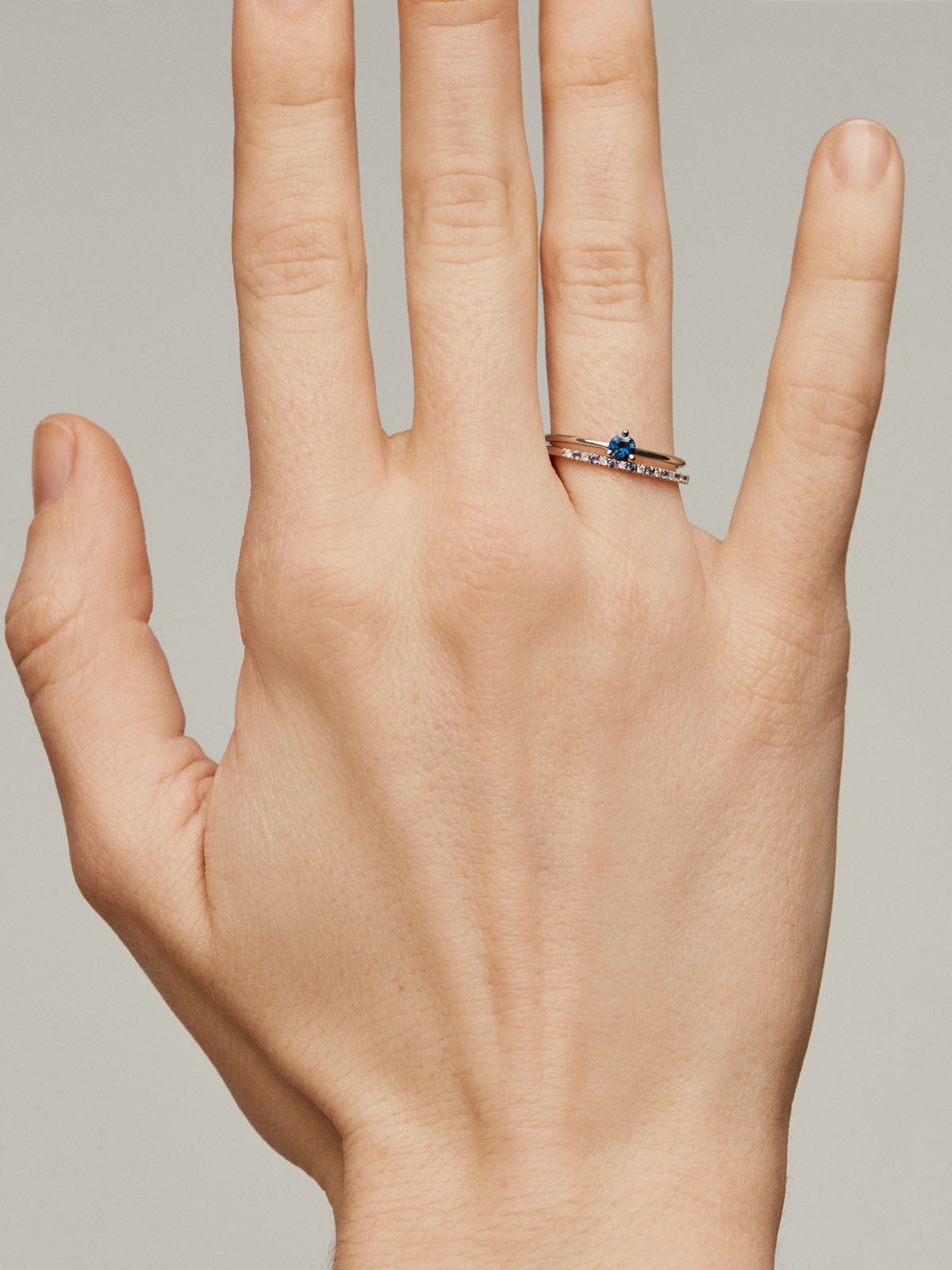 Anillo de oro blanco de 9K con zafiros y diamantes