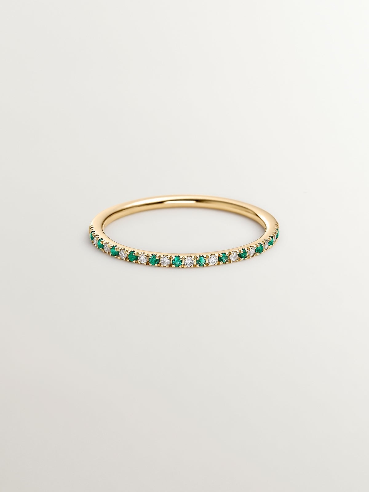 Anillo de oro amarillo de 9K con esmeraldas y diamantes