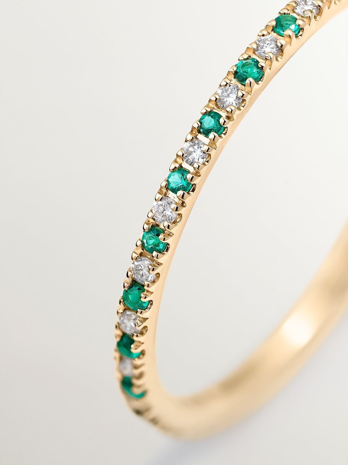 Anillo de oro amarillo de 9K con esmeraldas y diamantes