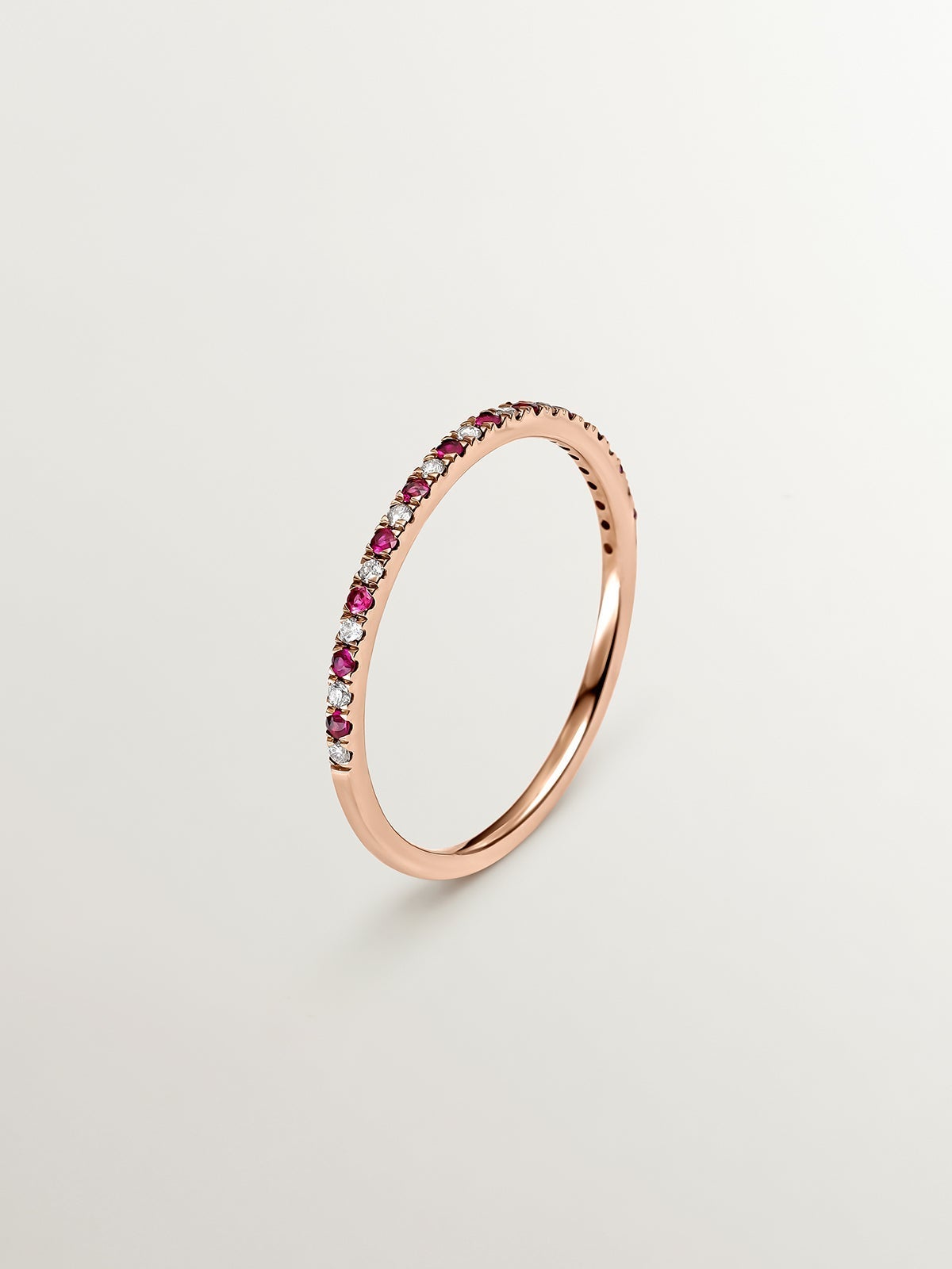 Anillo de oro rosa de 9K con rubíes rojos y diamantes