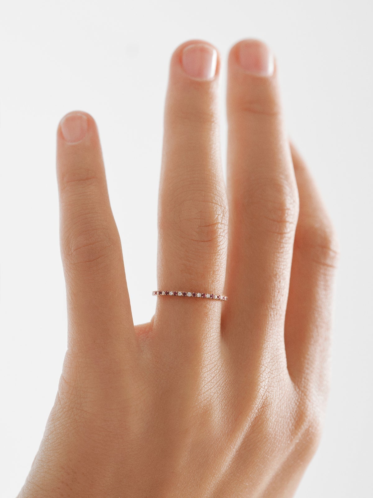 Anillo de oro rosa de 9K con rubíes rojos y diamantes