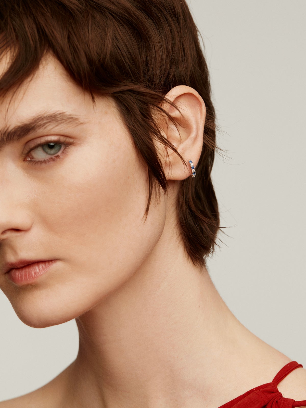 Pendiente individual de aro de oro blanco de 18K con zafiros azules y diamantes