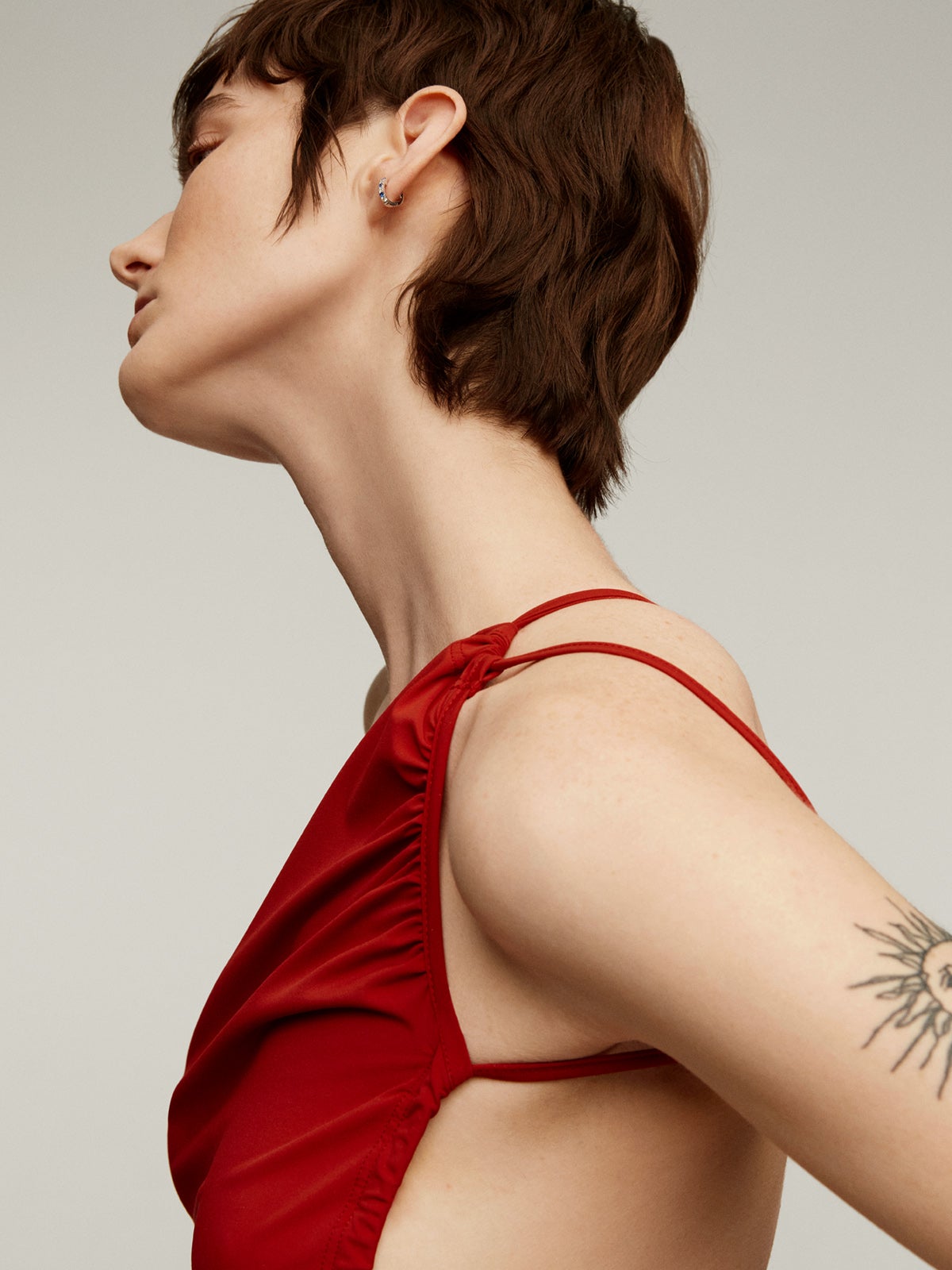 Pendiente individual de aro de oro blanco de 18K con zafiros azules y diamantes