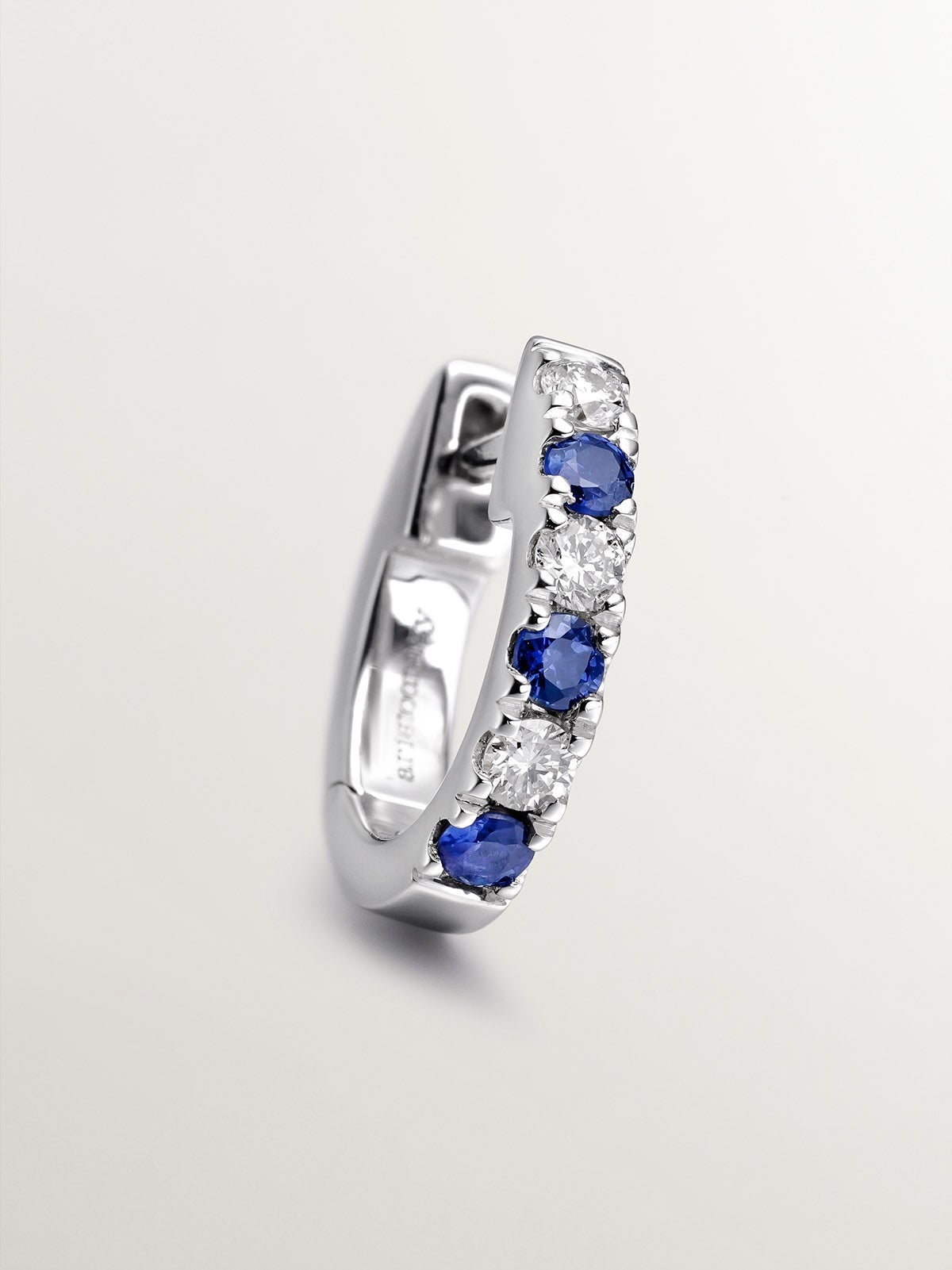 Pendiente individual pequeño de aro de oro blanco de 9K con zafiros azules y diamantes