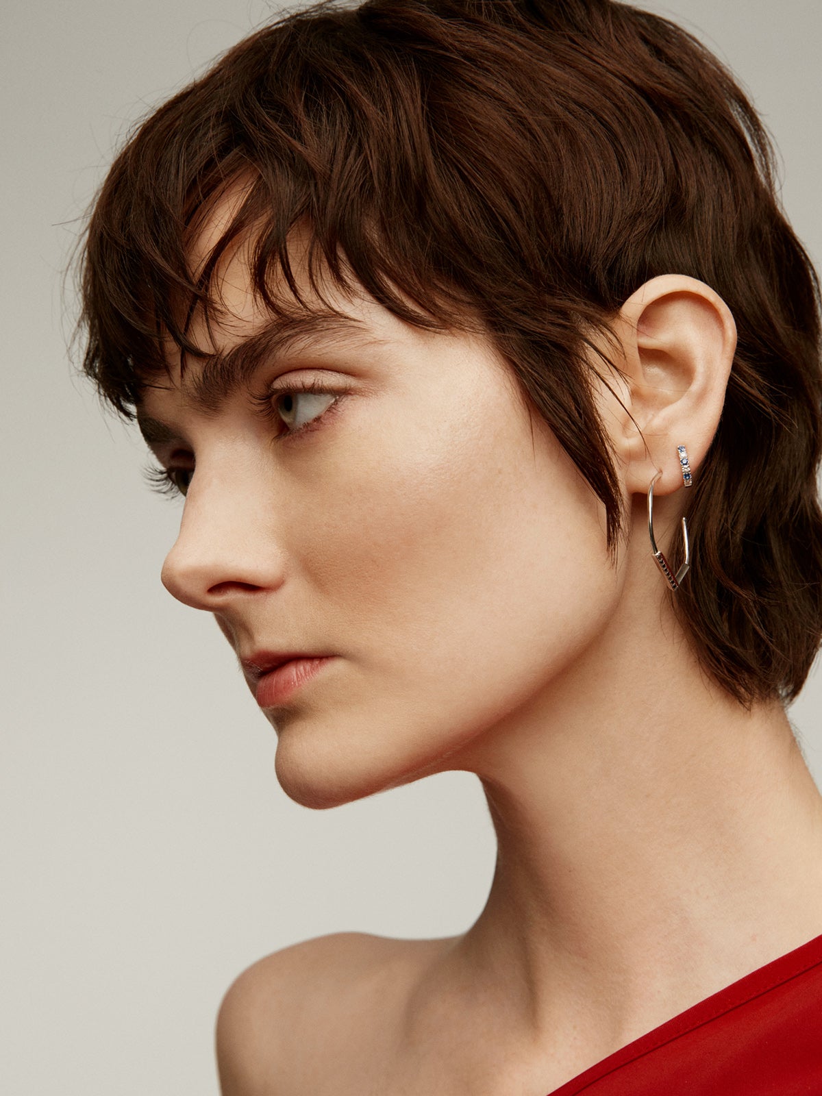 Pendiente individual pequeño de aro de oro blanco de 9K con zafiros azules y diamantes