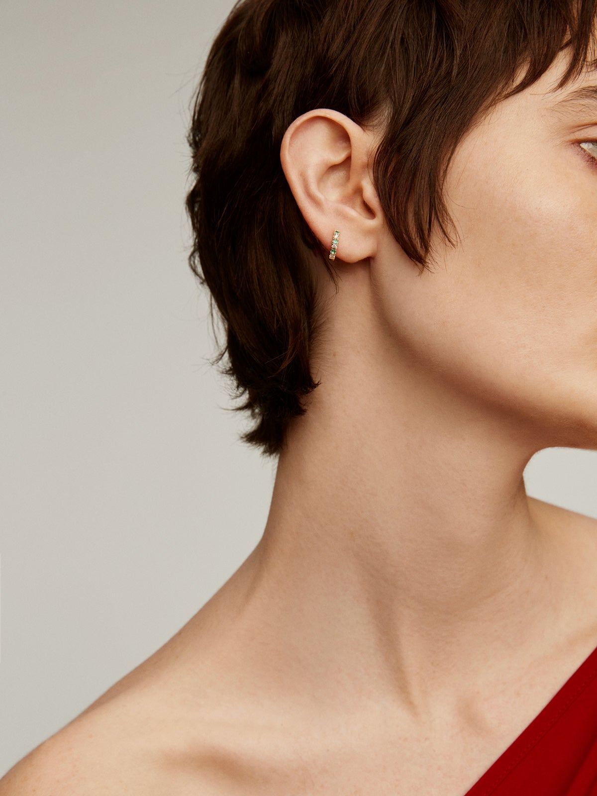 Pendiente individual de aro de oro amarillo de 9K con esmeraldas y diamantes