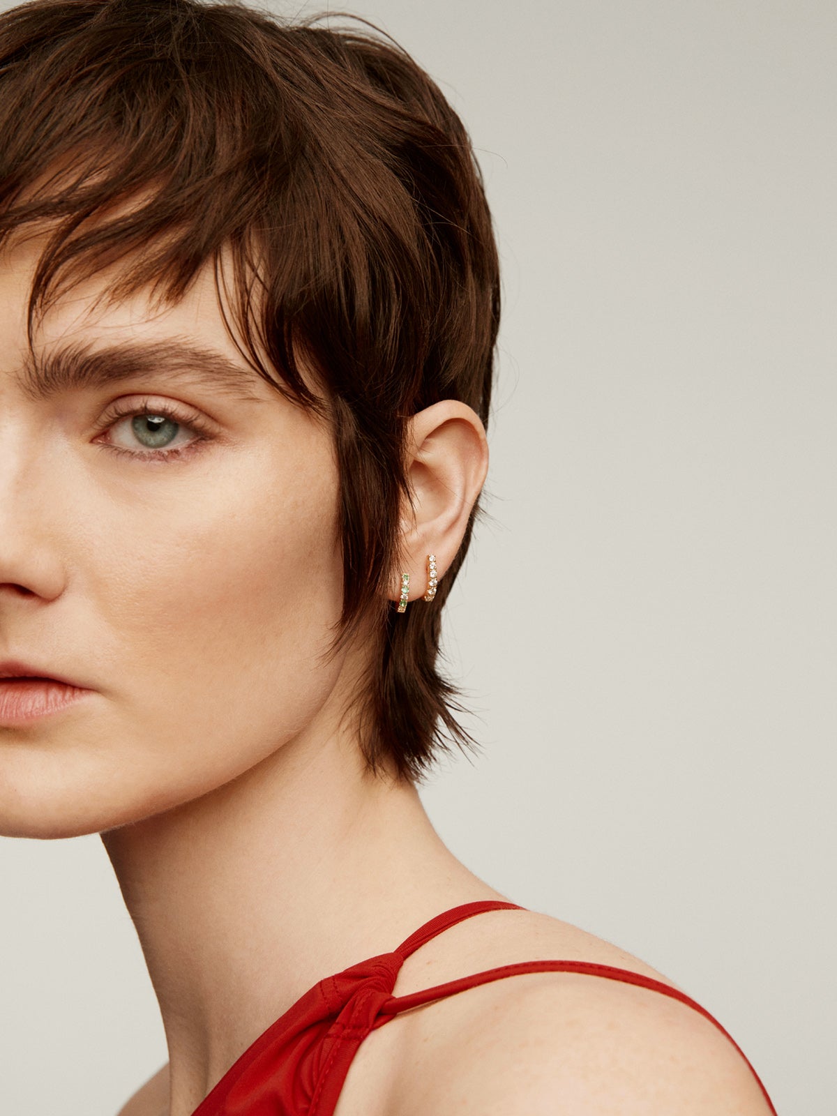 Pendiente individual de aro de oro amarillo de 9K con esmeraldas y diamantes