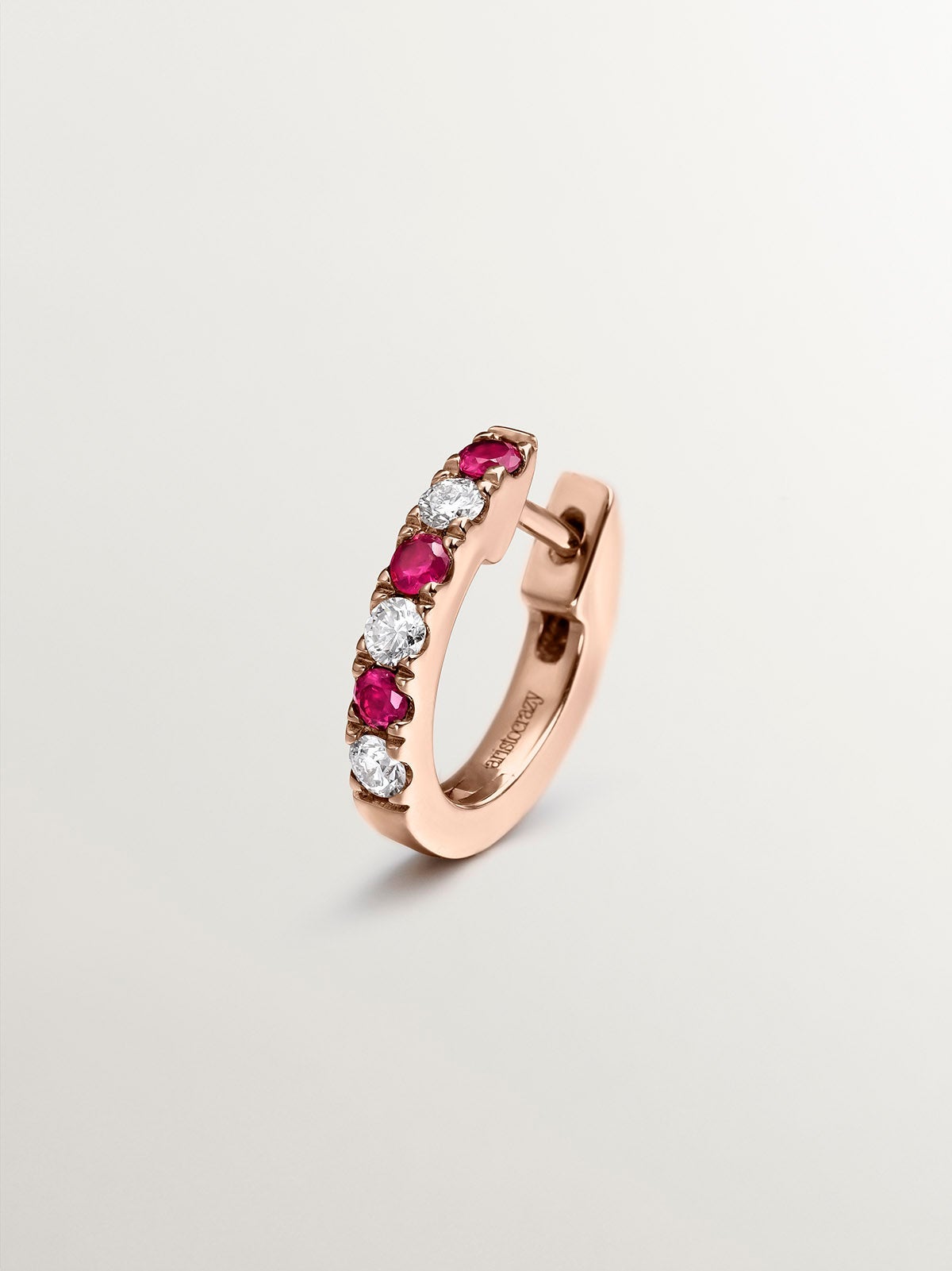Pendiente individual de aro de oro rosa de 18K con rubíes y diamantes