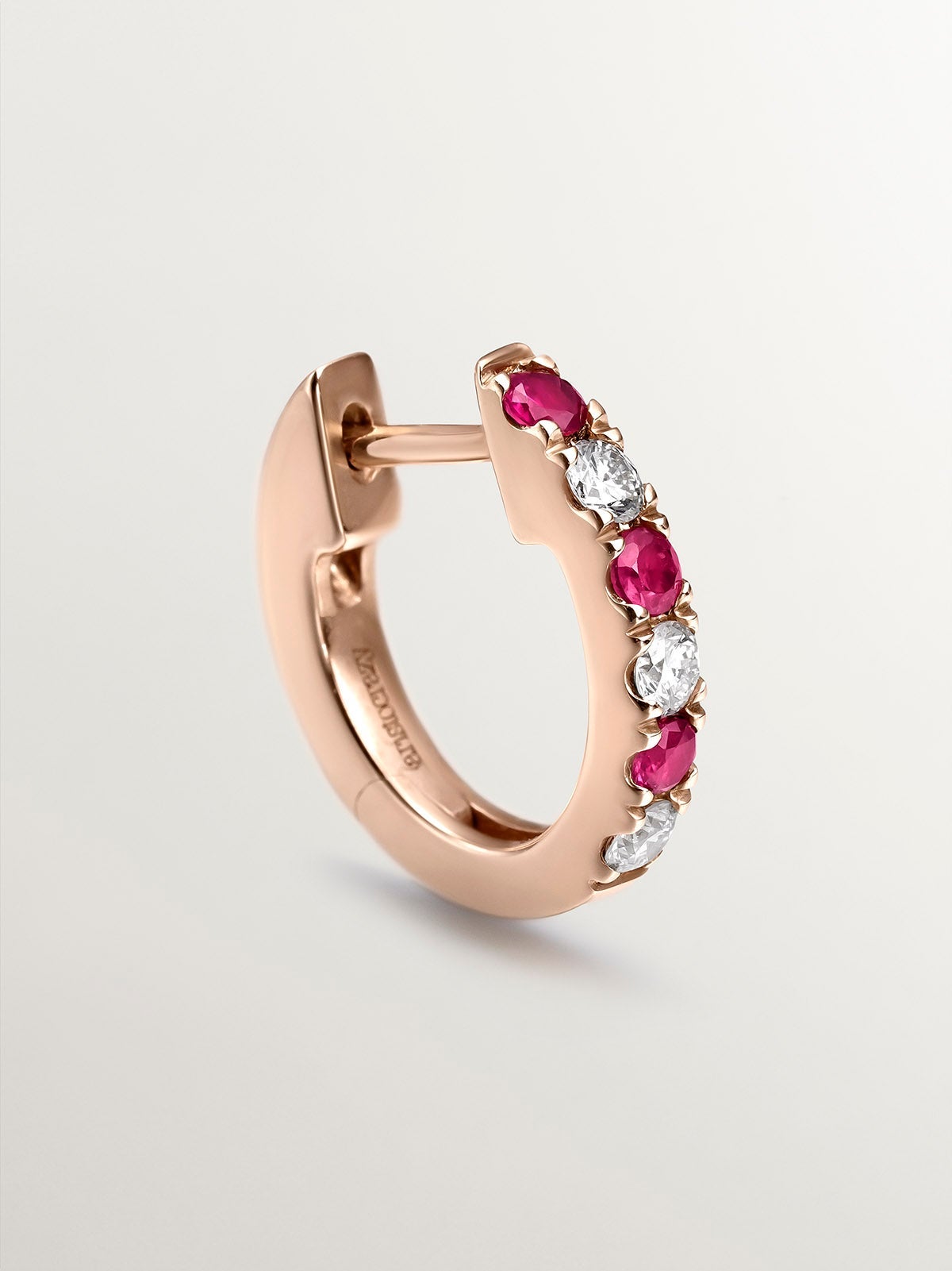 Pendiente individual de aro de oro rosa de 18K con rubíes y diamantes