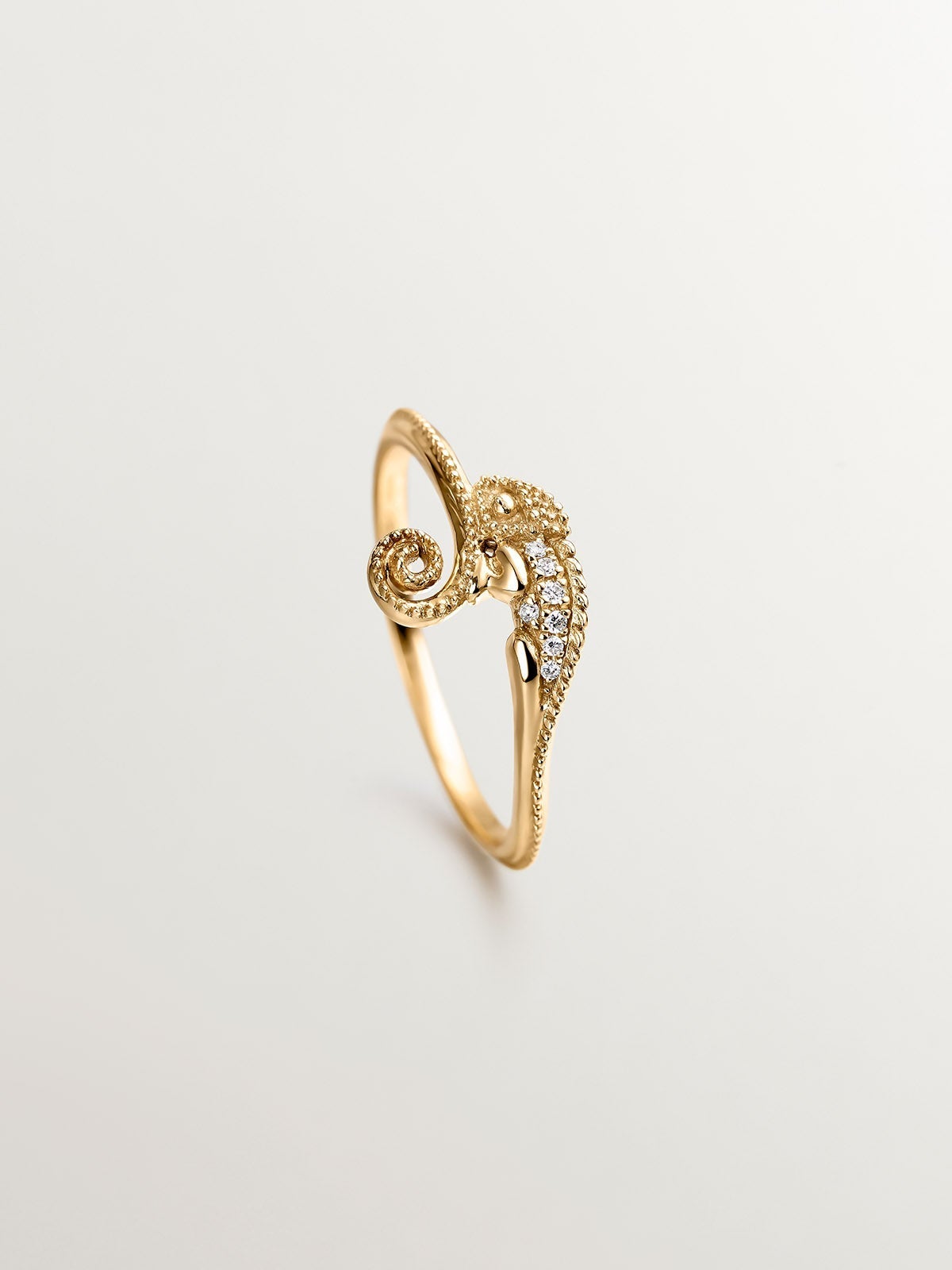 Anillo de oro amarillo de 18K con camaleón y diamantes